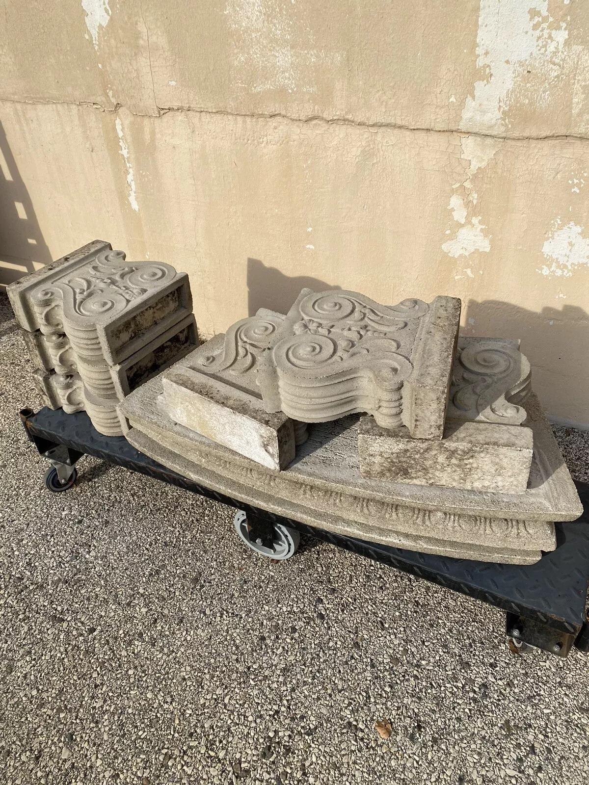 Vintage Classical Style Cast Stone Concrete Double Pedestal Curved Garden Bench Seat. *Actuellement 3 disponibles. Le prix s'entend par banc. Légère variation de couleur et altération de l'assise comme sur la photo * Vers la fin du 20e siècle.
