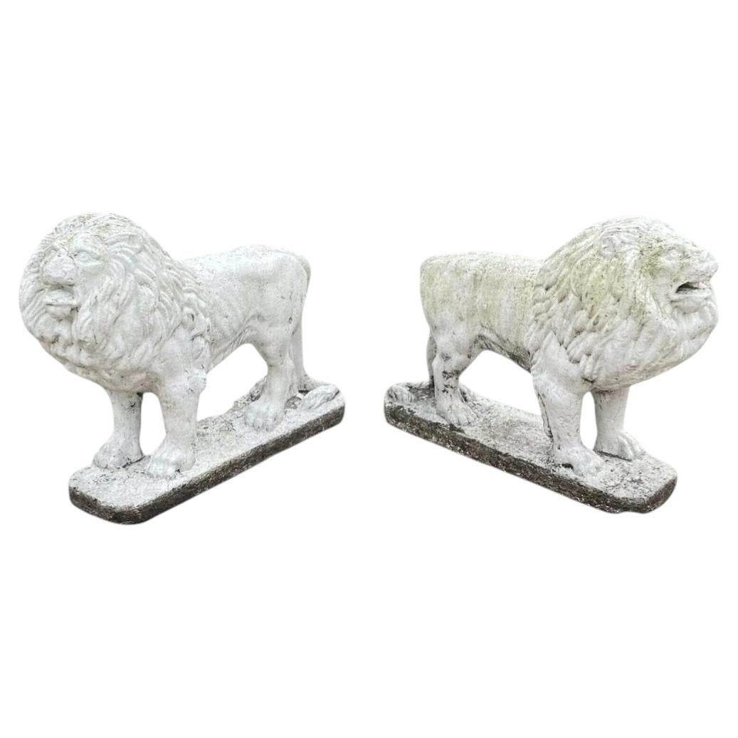 Leone in piedi in stile classico vintage, guardiano in cemento, statua da giardino - Coppia in vendita