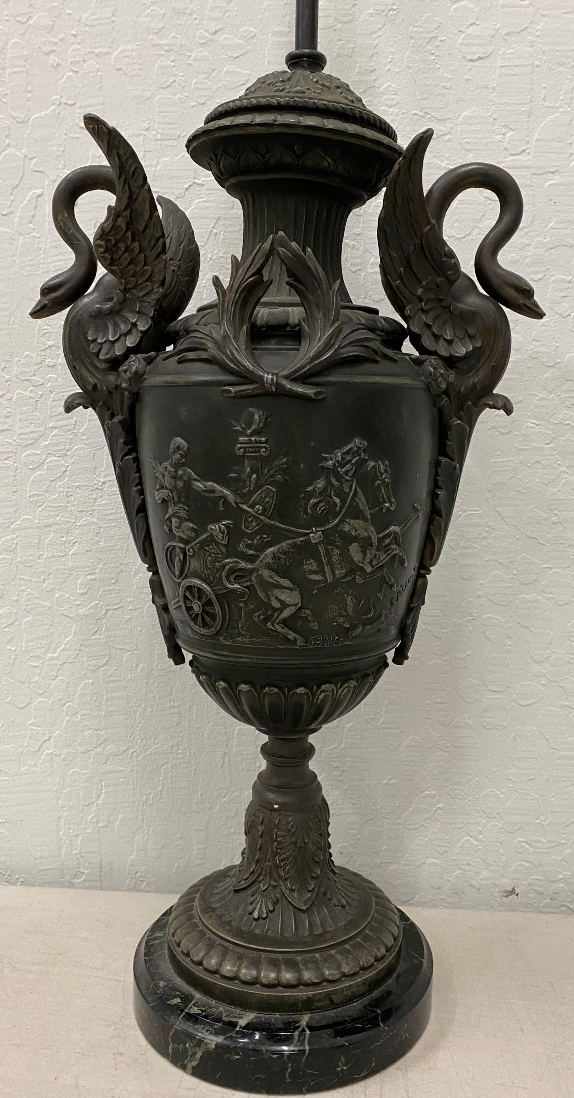 Klassische Urnen-Tischlampe aus Metallguss, ca. 1940er Jahre

8