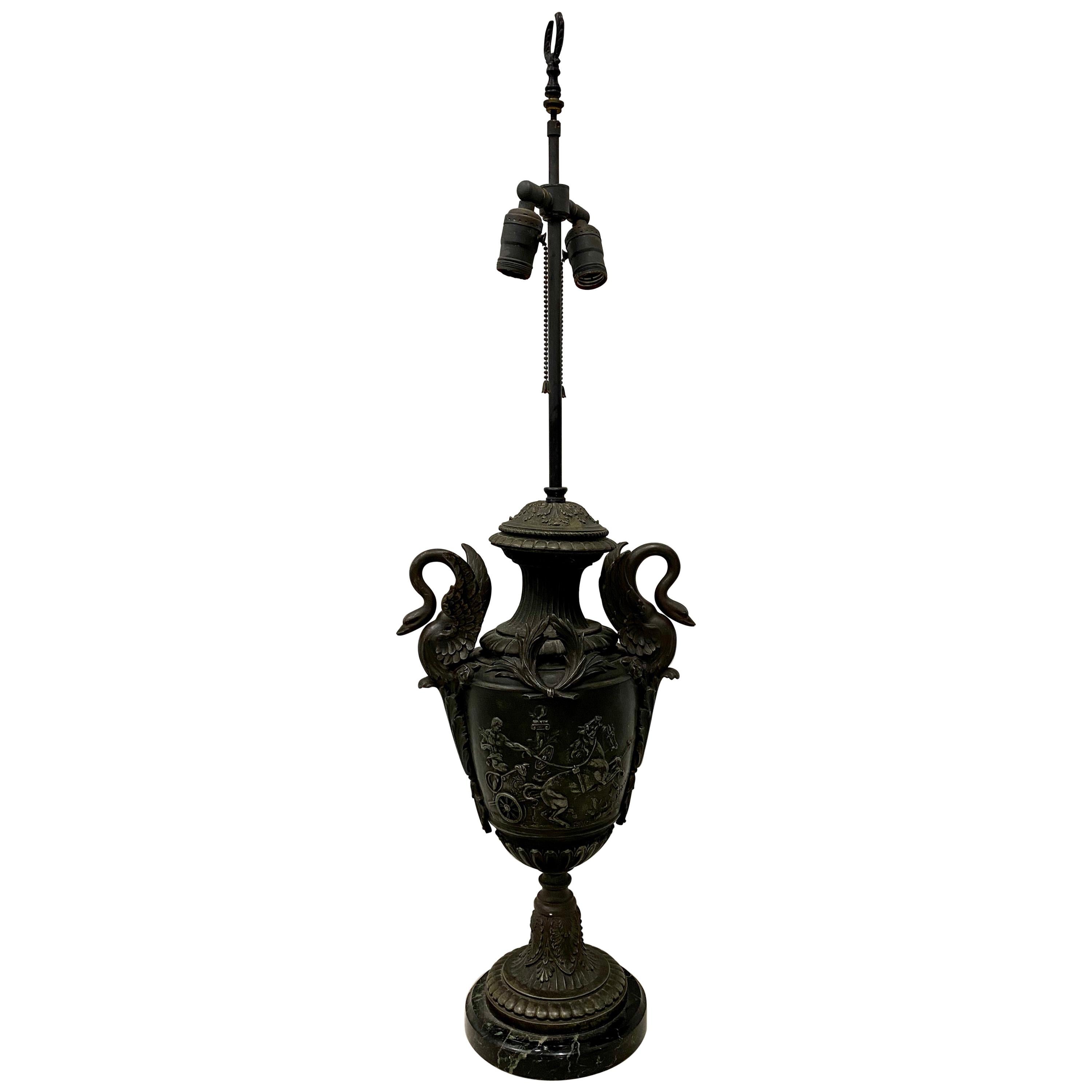 Lampe de bureau classique vintage en forme d'urne en métal moulé, vers les années 1940