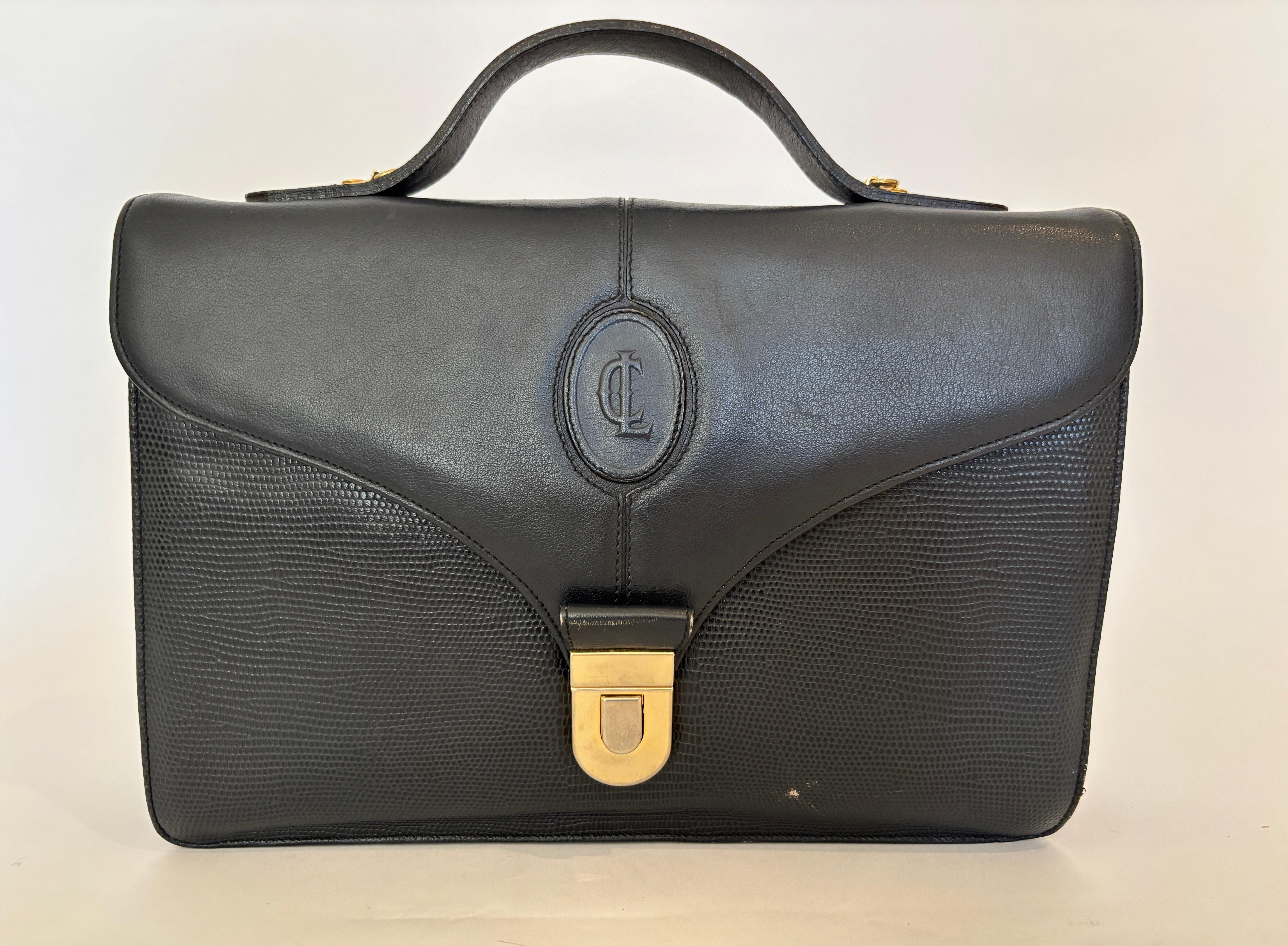 Vintage Claude Gerard Paris Made in France Schwarz Leder Crossbody Purse.
Handtasche, Umhängetasche, aus schwarzem Leder, Claude Gérard, hochwertige französische Handwerkskunst.
Schnappverschluss.
Abnehmbarer Schultergurt.
2 Innenfächer + 2