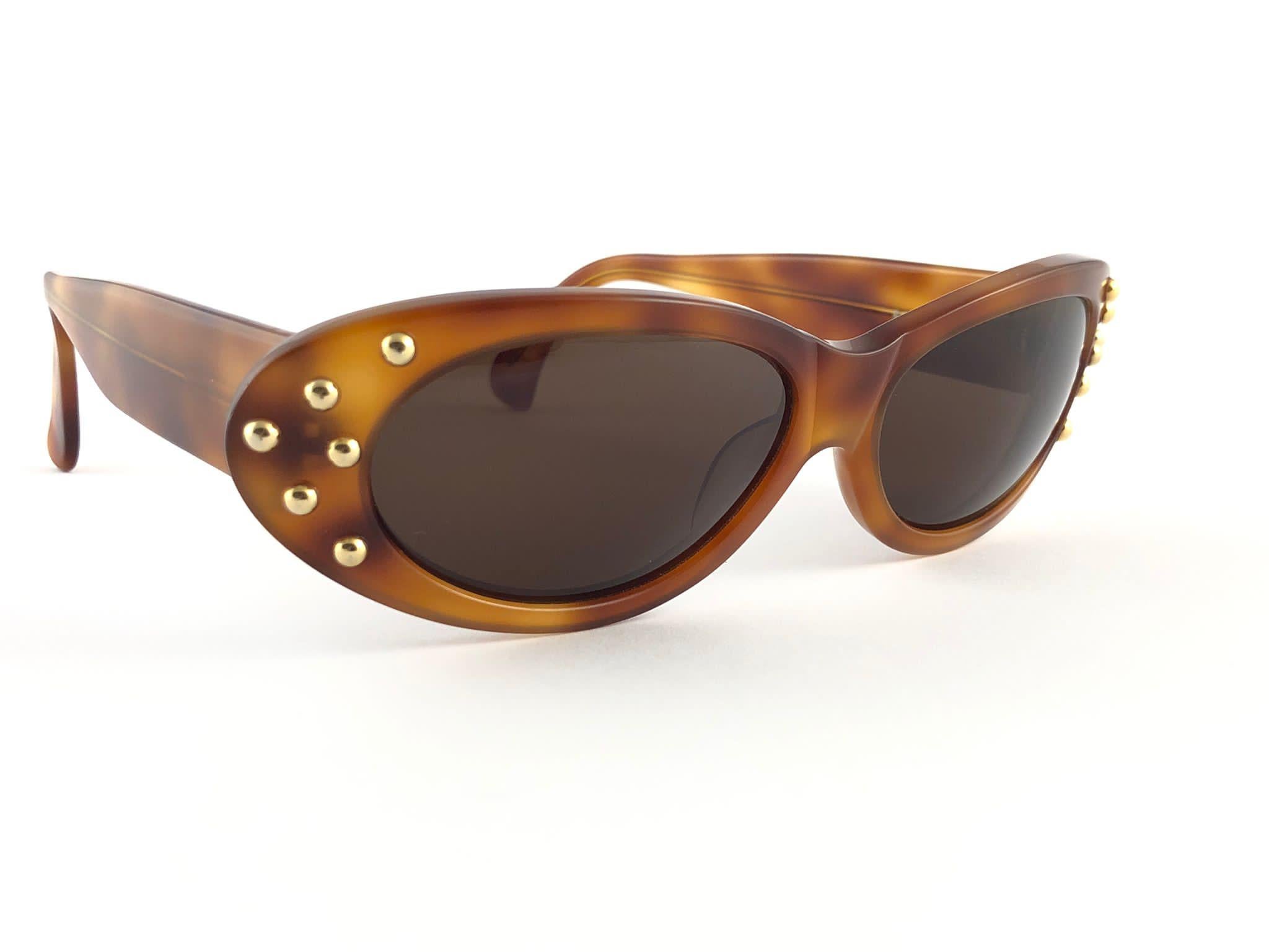 Seldom Vintage Rare Claude Montana 1989 AM585053 tortoise and gold accents sculptured frame.

Medium brown lenses.

Please consider that this item is nearly 40 years old so it could show minor sign of wear due to storage.

Made in