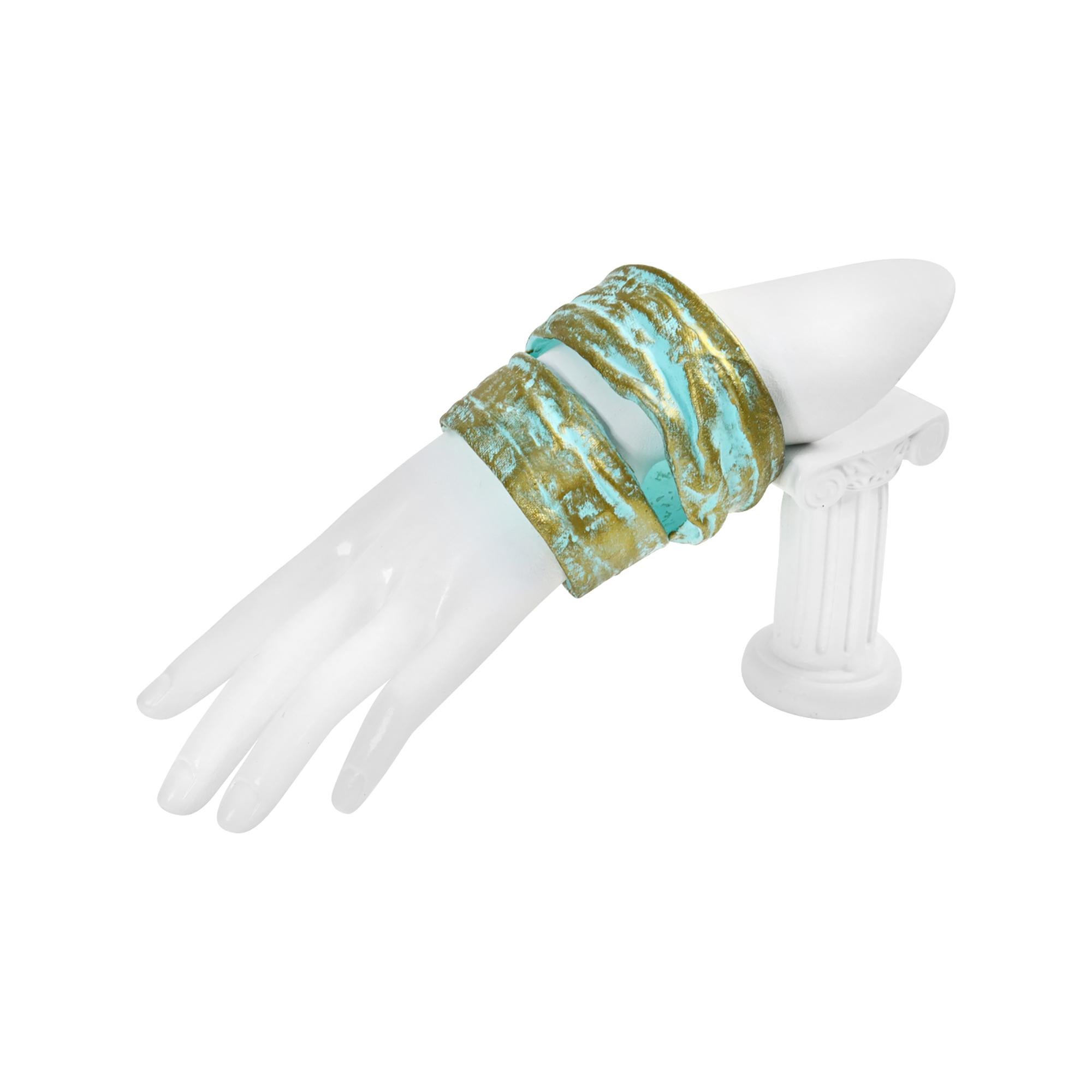 Pulsera de papel maché verde dorado vintage Claude Montana.  Se crearon exclusivamente para la pasarela.  Hay dos disponibles, si lo deseas.   Son tan inusuales.  La parte delantera mide 5 cm de ancho y la trasera 5 cm.  El lado más pequeño mide 20