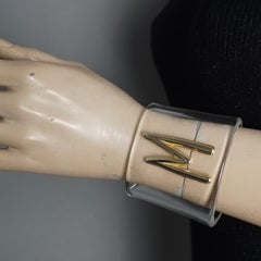 Vintage CLAUDE MONTANA Brazalete ancho de resina de lucita dorada M de la era espacial