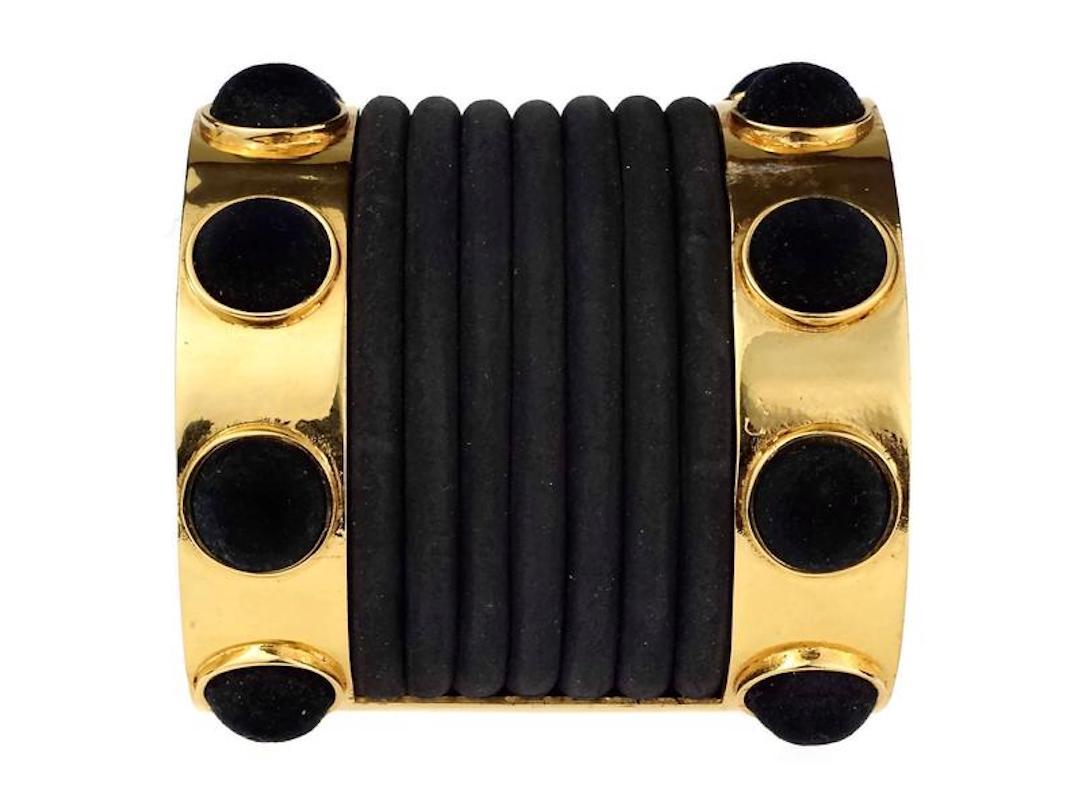 Vintage CLAUDE MONTANA Pour Marie Paris Gold Black Velvet Rubber Cuff Bracelet In Good Condition For Sale In Kingersheim, Alsace