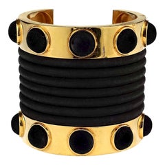 Bracelet manchette vintage CLAUDE MONTANA Pour Marie Paris en velours noir doré et caoutchouc