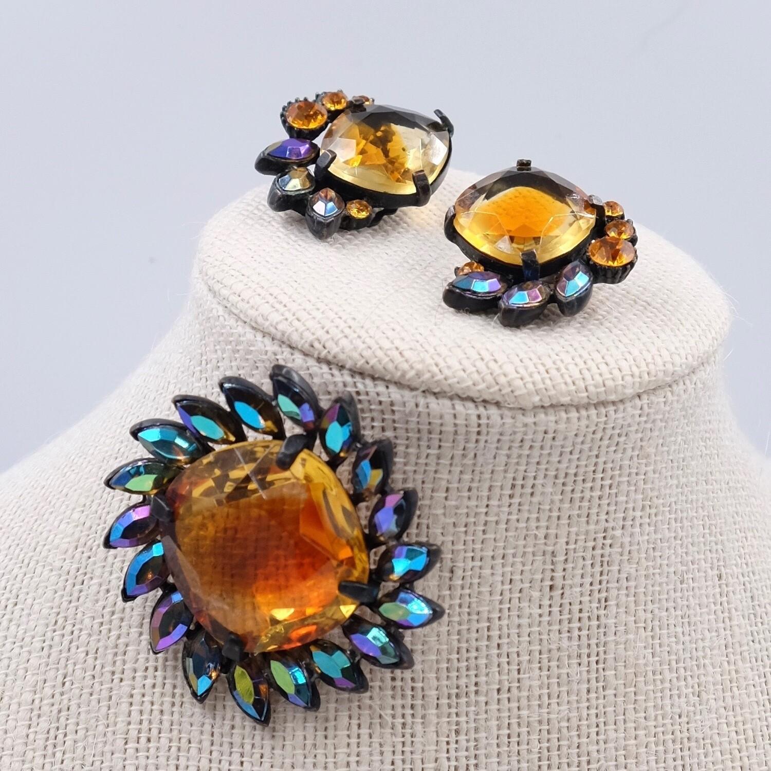 Year: 1950
Hallmark: Claudette
Dimensions: brooch H 1.96 in, clip-on earrings D 1.18 in
Materials: base metal, glass