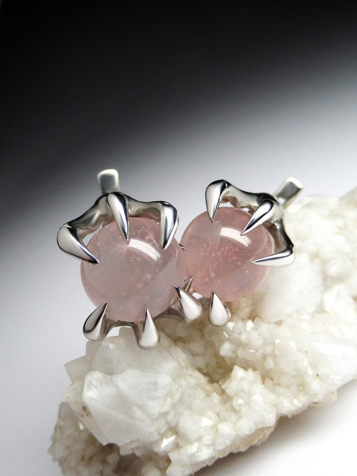 Vintage claw silver earrings with natural Rose Quartz
Rose Quartz gemstones origin - Brazil
stone measurements - 0.39 in / 10 mm
earrings length - 0.75 in / 19 mm
earrings weight - 11 grams
ref No 2439