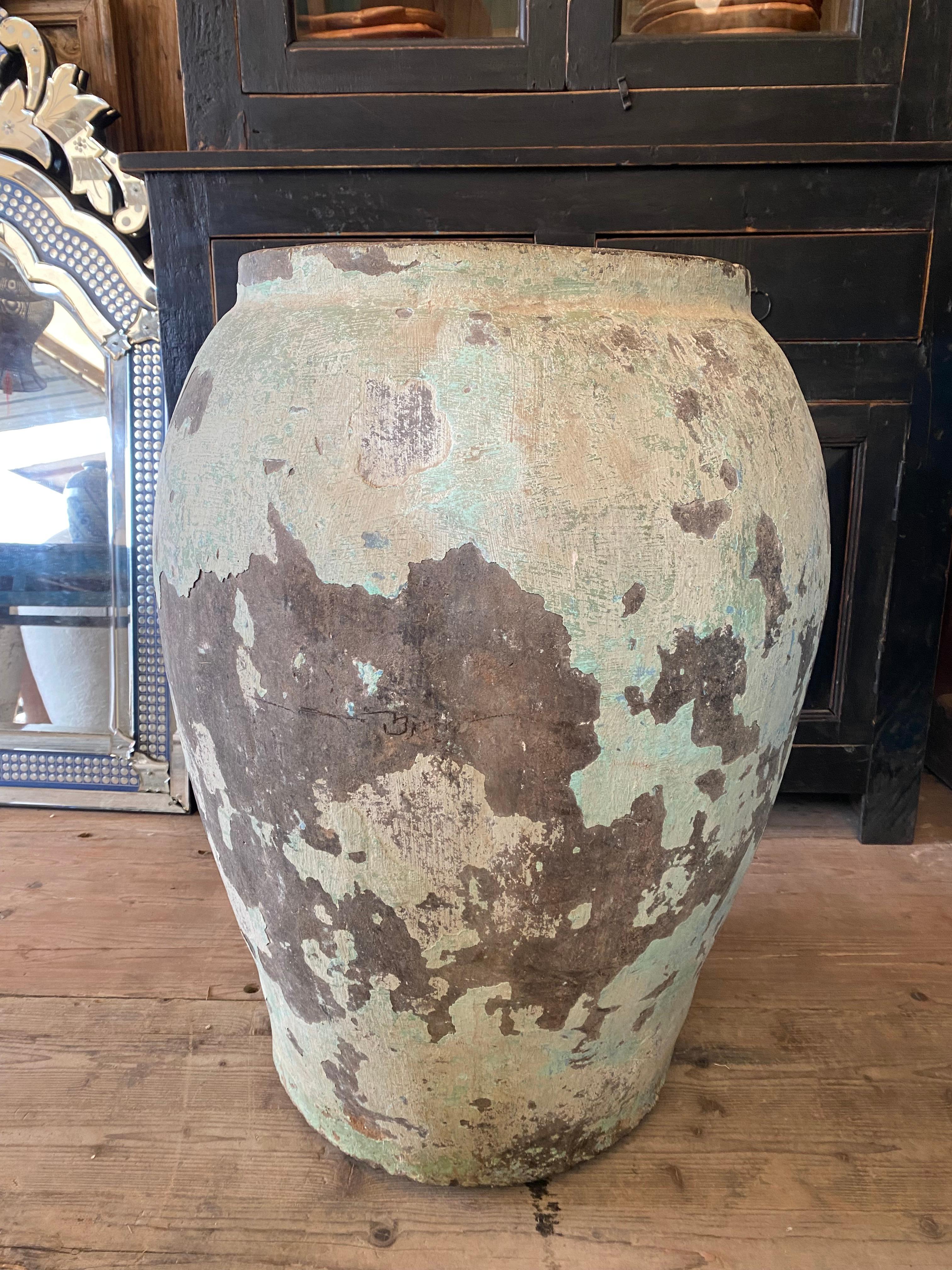 Vintage clay pot with original patina  In Good Condition For Sale In BORDEAUX, FR