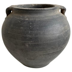 Vieux vase en poterie d'argile