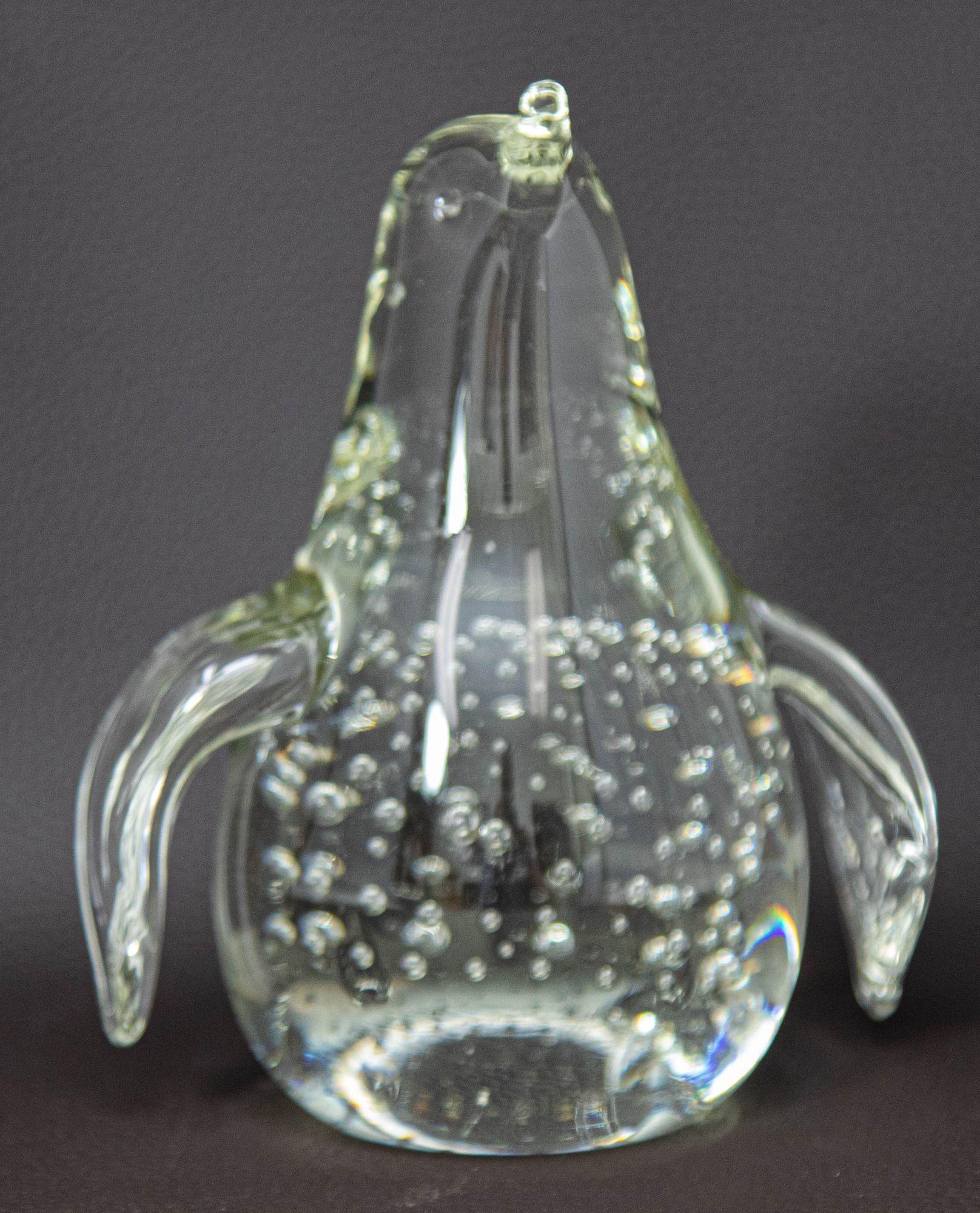 Figurine presse-papier vintage Penguin oiseau en verre d'art transparent avec bulles en vente 2