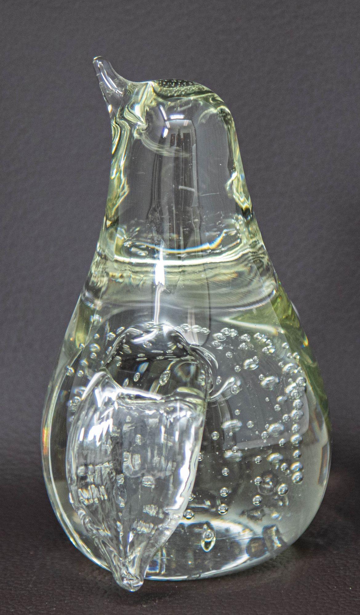 Figurine presse-papier vintage Penguin oiseau en verre d'art transparent avec bulles en vente 4