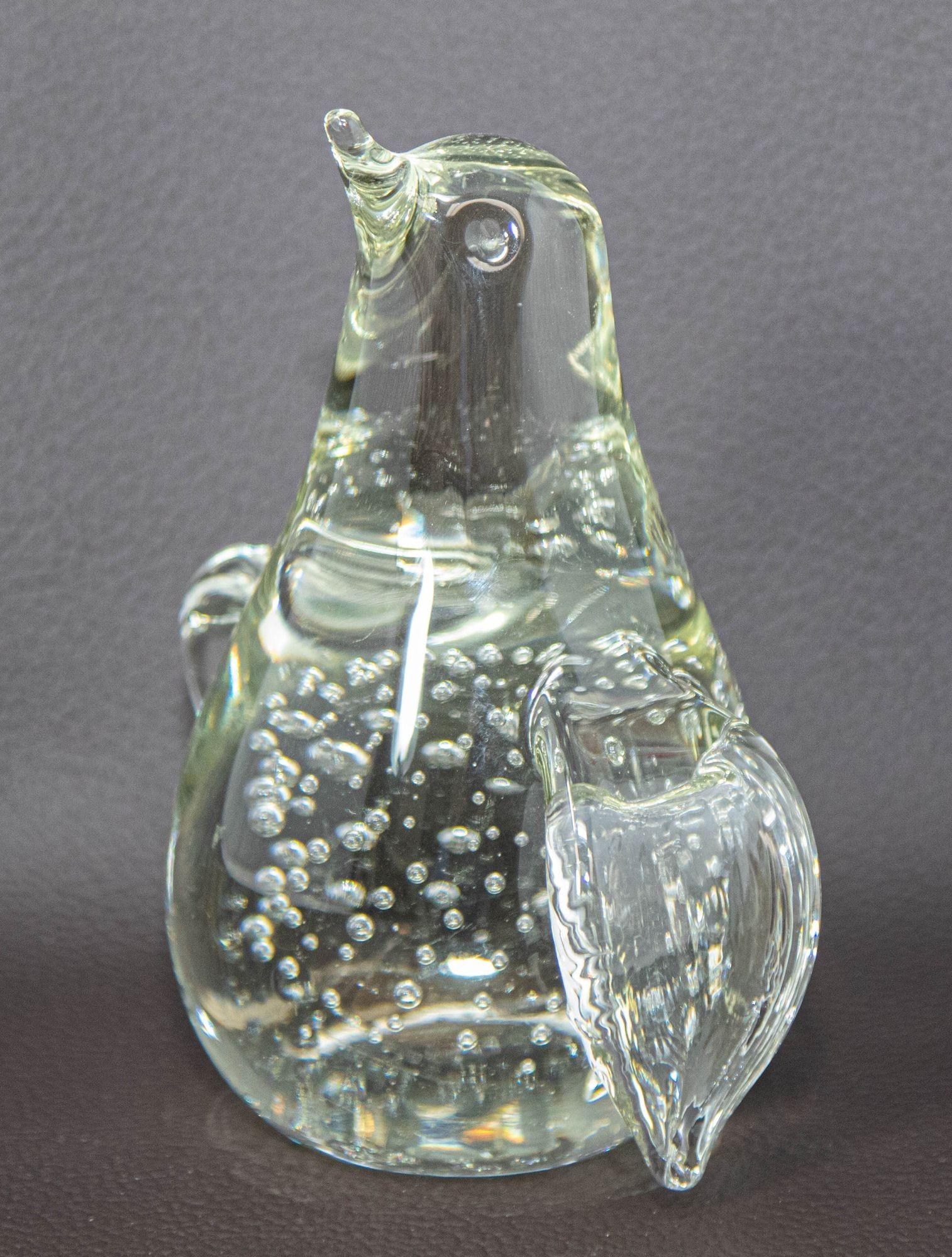 Fait main Figurine presse-papier vintage Penguin oiseau en verre d'art transparent avec bulles en vente