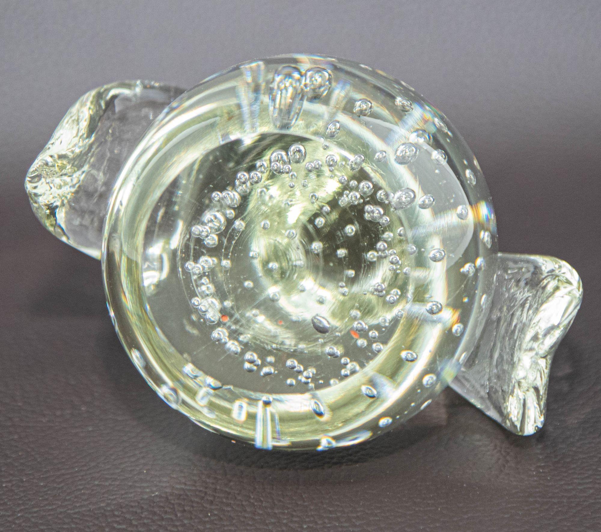 Verre d'art Figurine presse-papier vintage Penguin oiseau en verre d'art transparent avec bulles en vente