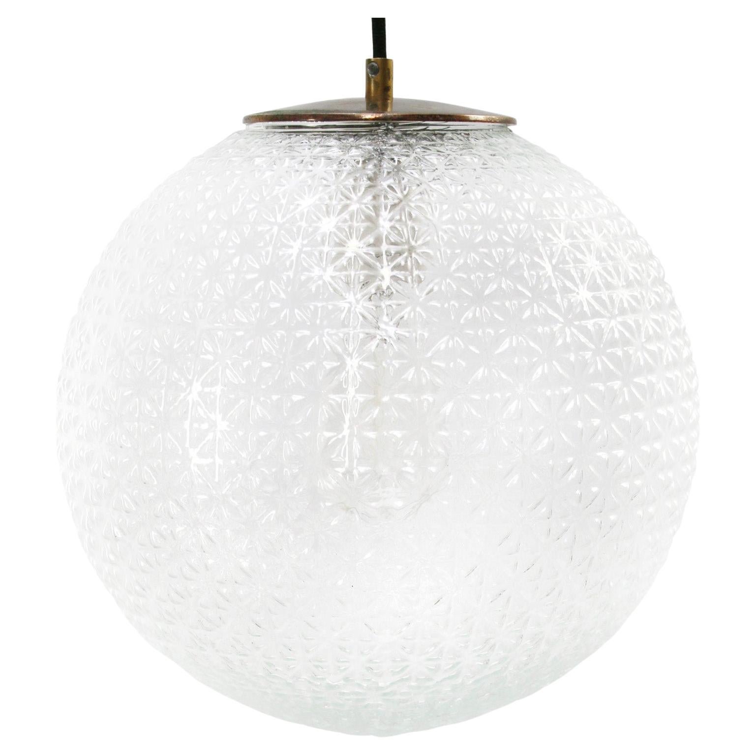 Vintage Clear Glass Globe Pendant Light with Brass Top, Mid-Century en venta