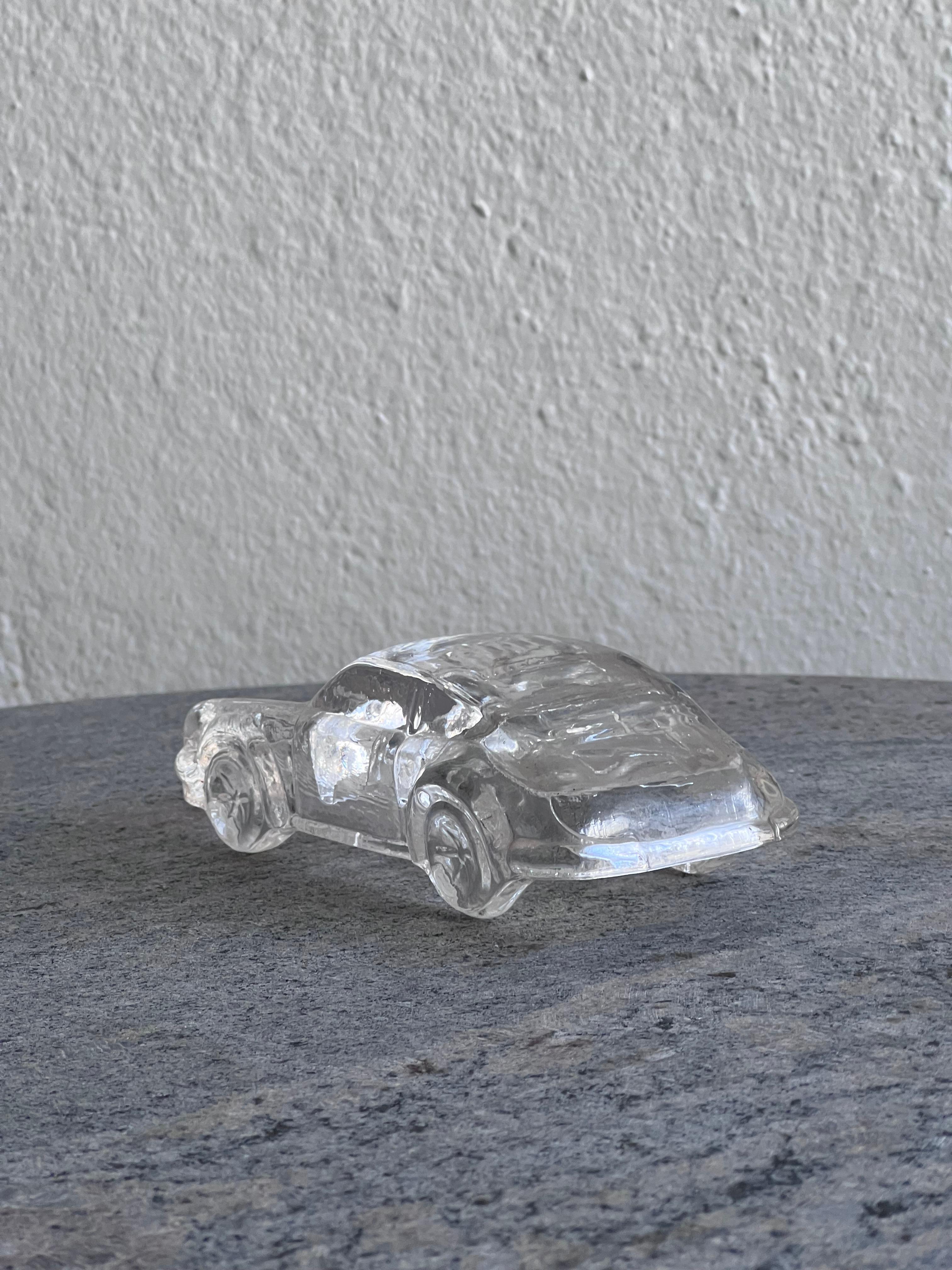 Ère spatiale Sculpture vintage en verre transparent d'une Porsche 911 Classic, Racing Car Memorabilia en vente