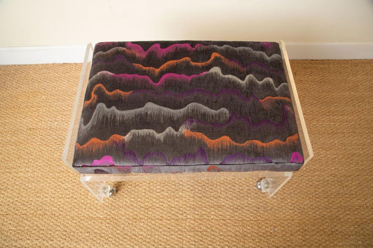Lucite Vanity Bench on Wheels with Upholstered Gray, Magenta Cushion Vintage In Good Condition For Sale In North Miami, FL