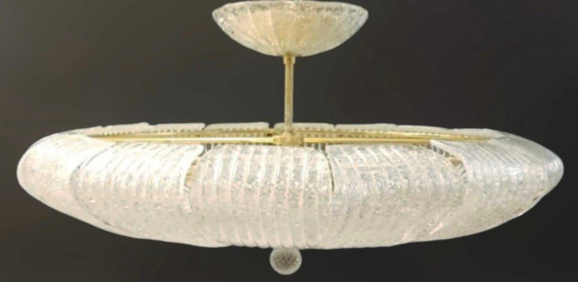 Italienische Vintage Murano Glashalterung mit klaren, geschwungenen, körnigen Glasschirmen auf einem goldenen Metallrahmen / Made in Italy / Im Stil von Barovier e Toso, ca. 1960er Jahre.
Maße: Durchmesser 31,5 Zoll, Höhe 18 Zoll