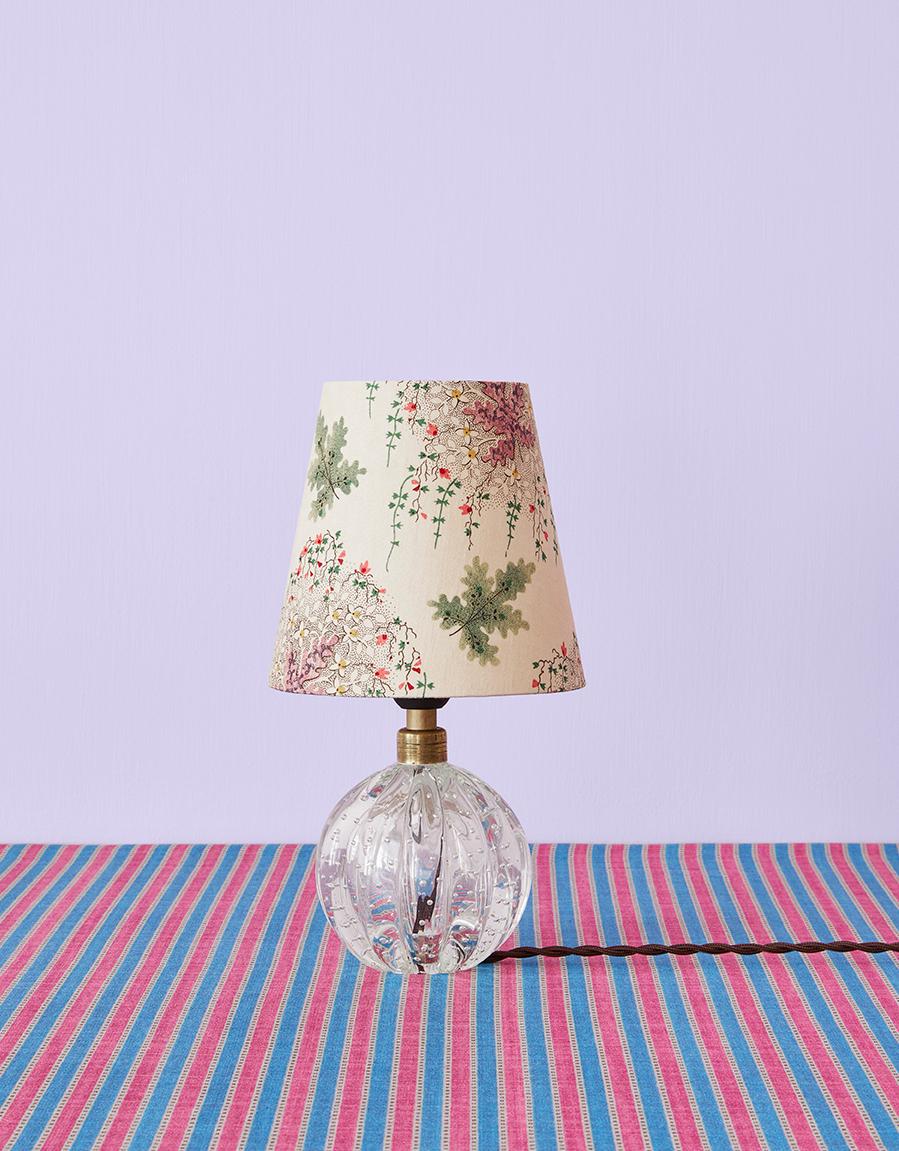 Italy, 1950's

Murano table lamp in clear glass with customized shade by The Apartment.

H 28 x Ø 16 cm