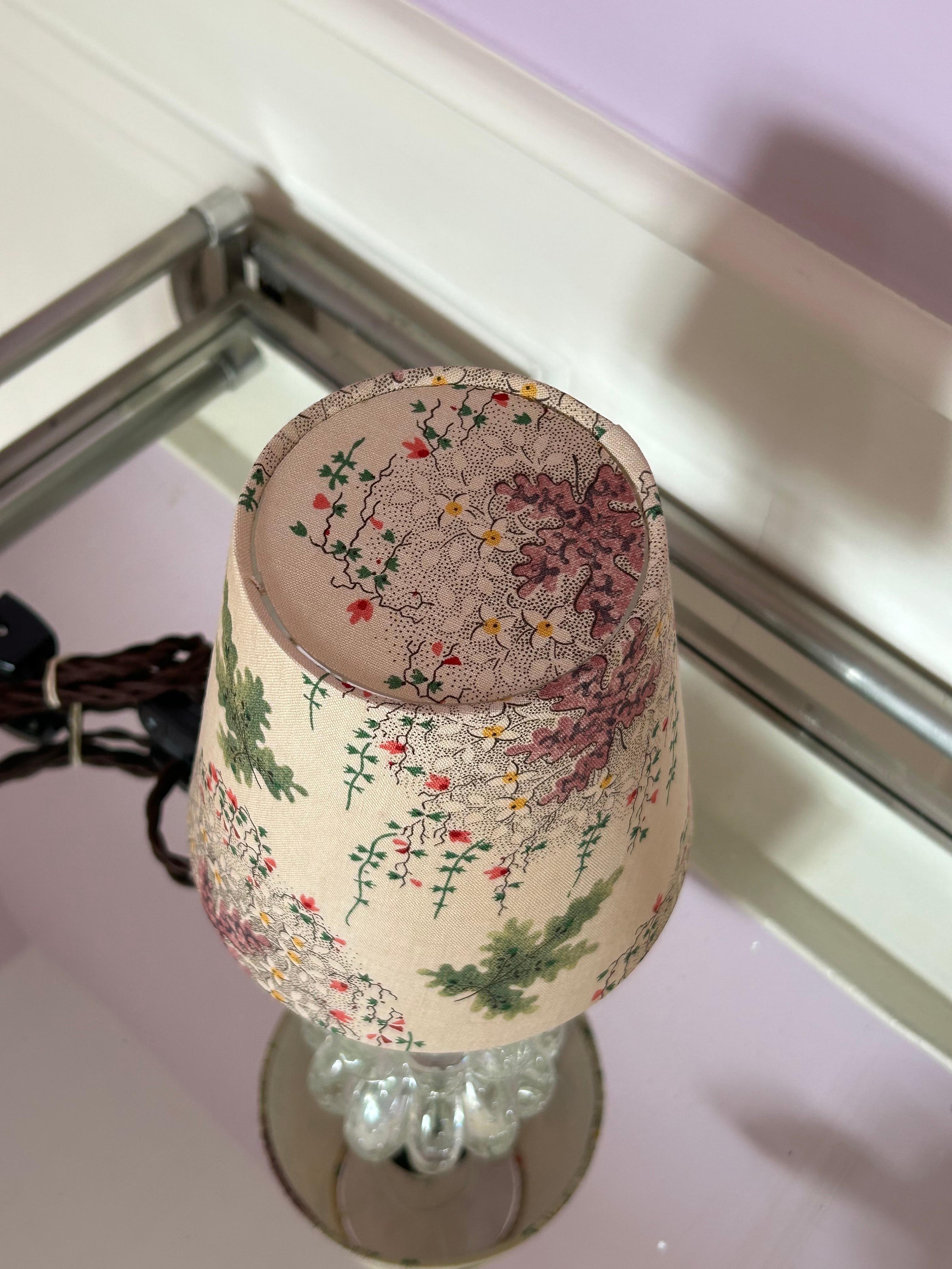 Klare Murano-Tischlampe mit individuellem Blumenschirm, Italien, 1950er Jahre (Textil) im Angebot
