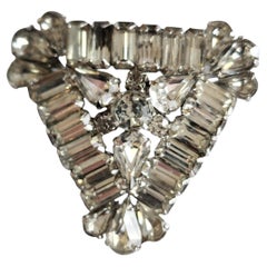 Spilla a triangolo in strass trasparente vintage, non firmata