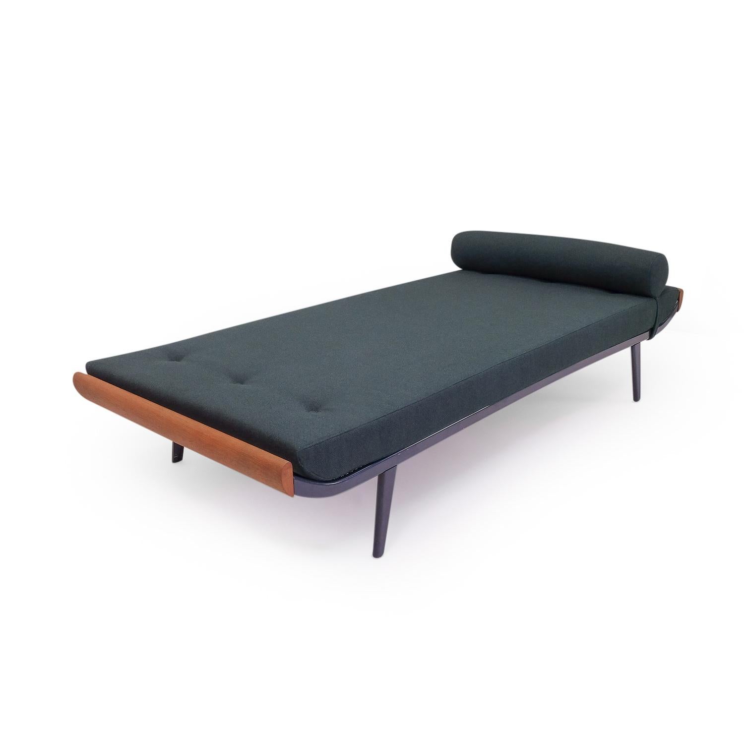Vintage modernist daybed designed by Dick Cordemijer for Auping (the Netherlands) during the 1950s.

New high-quality green upholstery and foam; the daybed can be used as both a sofa and spare bed. The cover features a zipper on both pillow and