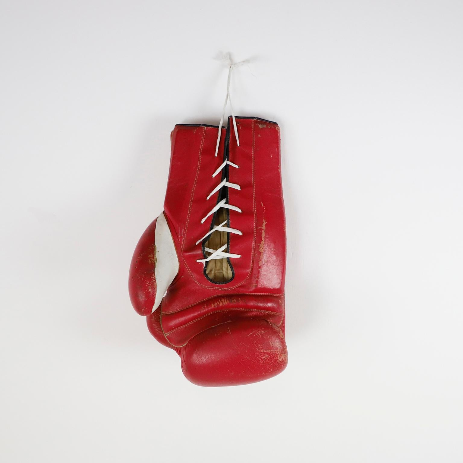 Circa 1970, Nous vous proposons ce gant de boxe Bigli Vintage de Cleto Reyes, en cuir, idéal pour la décoration ou pour obtenir des autographes.