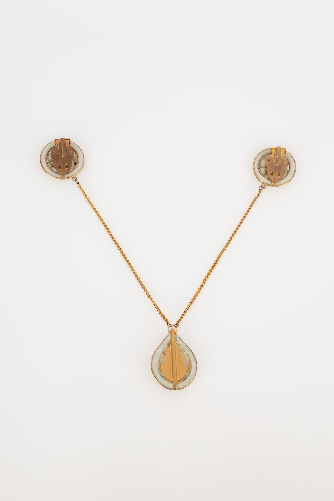 Golden metal clip brooch with glass paste.

Additional information:
Condition: Very good condition
Dimensions: Length: 32 cm

Seller Reference: BR201