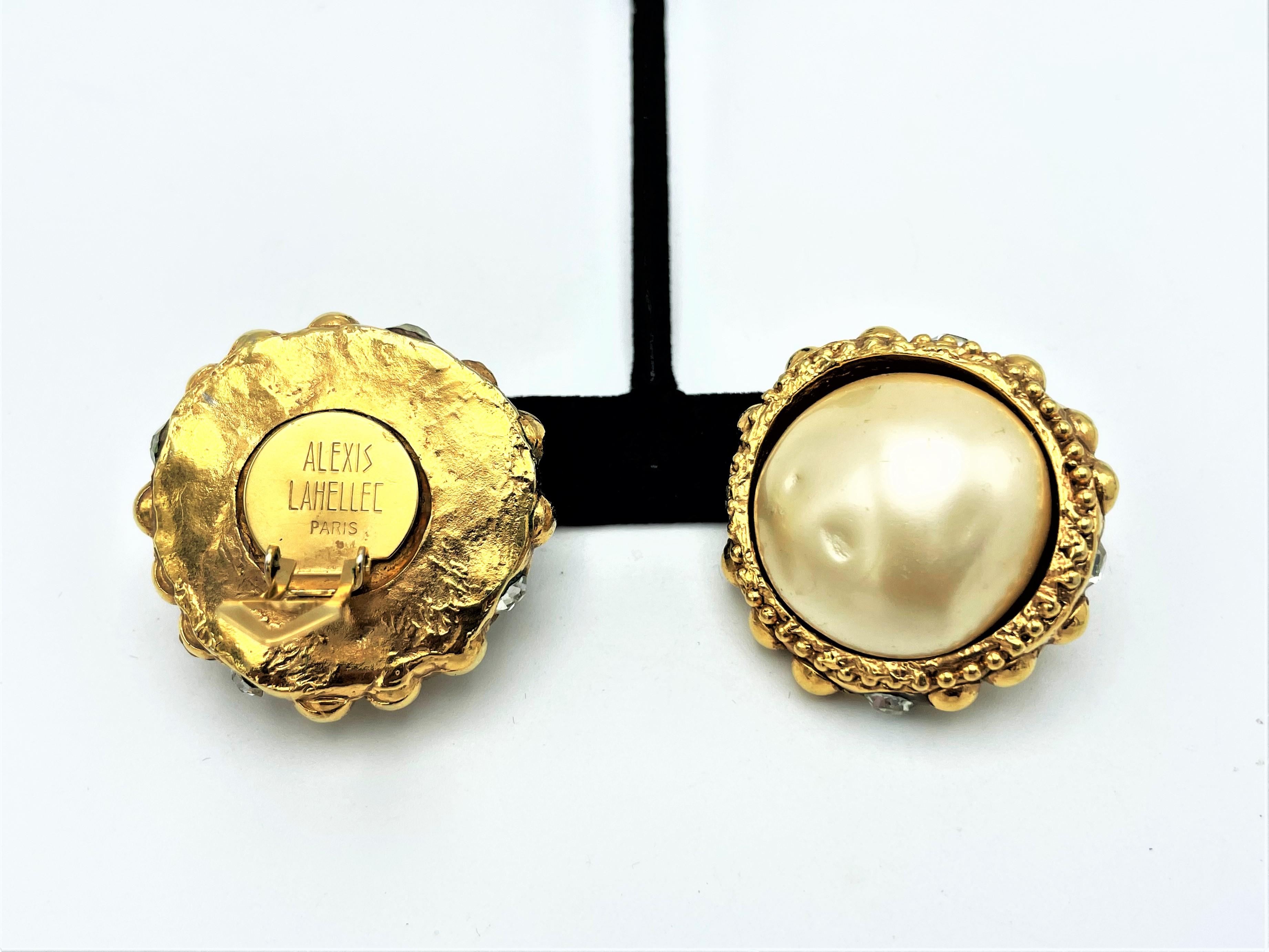 Modern Vintage clip-on earring by ALEXIS LAHELLEC Paris, gold plated Resin, 1980s
