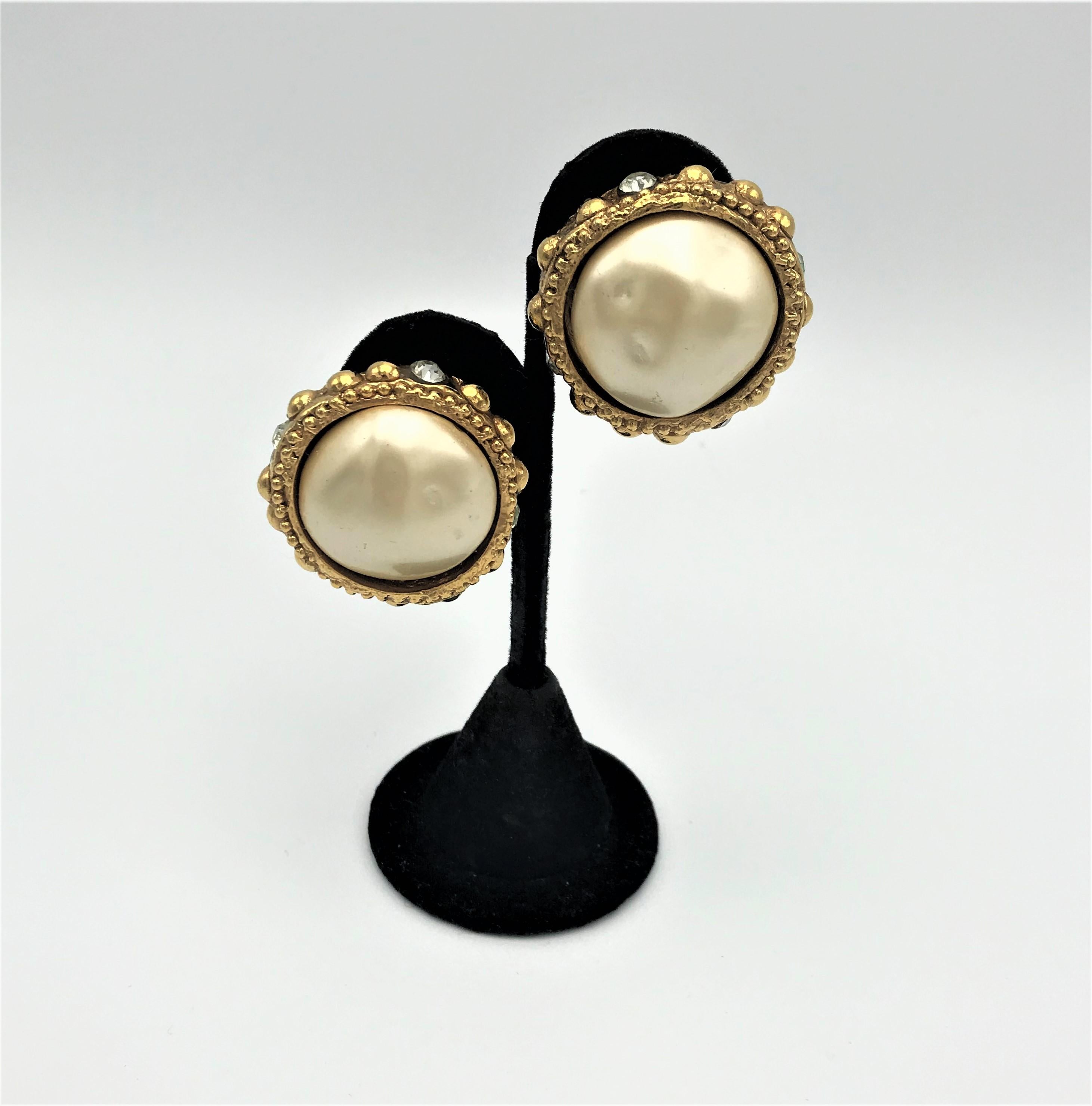 Women's Vintage clip-on earring by ALEXIS LAHELLEC Paris, gold plated Resin, 1980s  For Sale