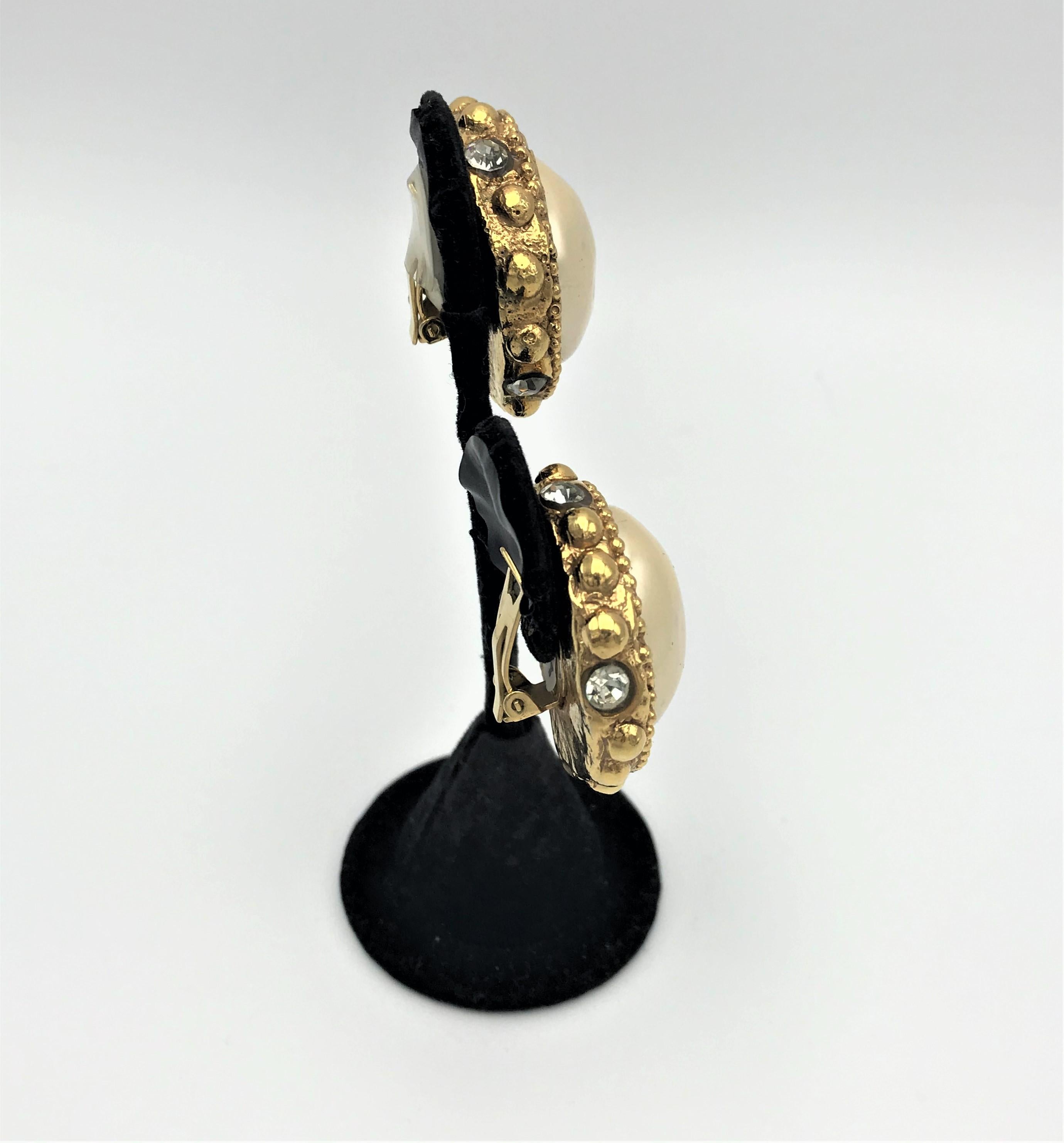 Vintage clip-on earring by ALEXIS LAHELLEC Paris, gold plated Resin, 1980s  For Sale 1