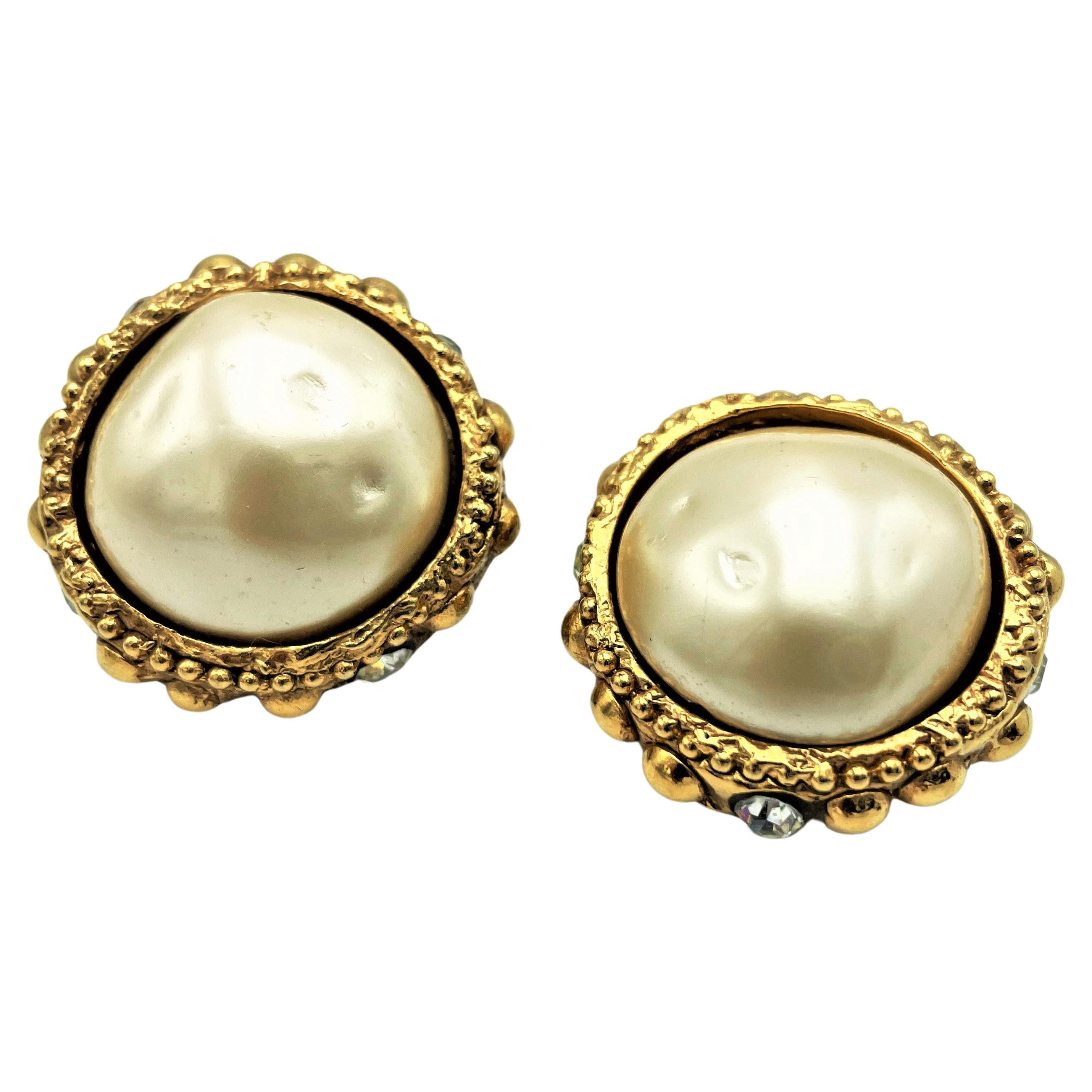 About
Vintage ALEXIS LAHELLEC Paris, with big false pearl, rhinestones, gold plated Resin.
Measurement:
Diameter .1.34 inches ( 3,4 cm)
Deep: 0,60 inches (1,5 cm)
Features:
-Fake pearl 0,98 inches ( 2,5 cm)
-Clip back earring
-Signed Alexis Lehallec