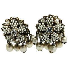 Pendiente vintage de clip de DEMARIO NY, pealrs y strass, chapado en oro, 1950