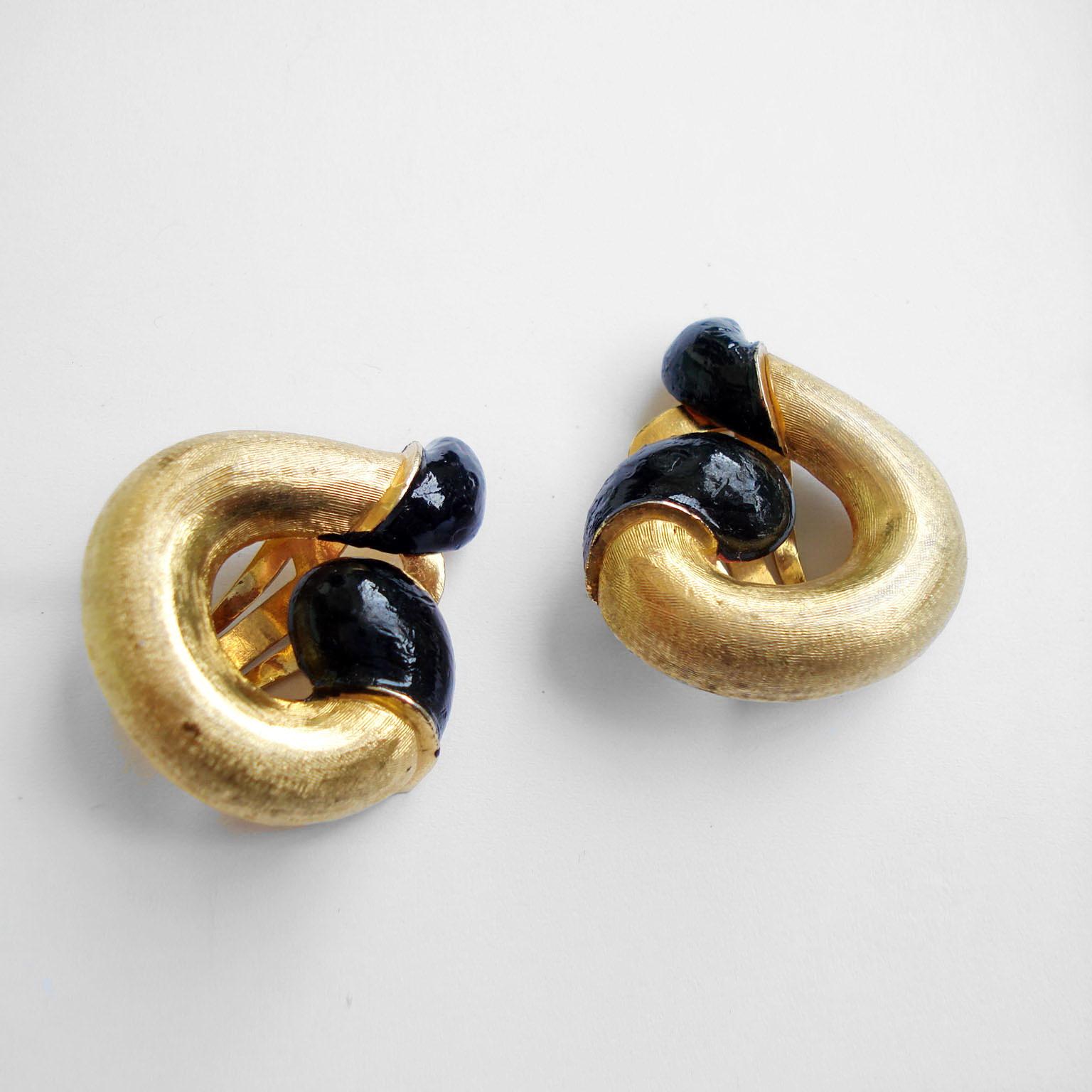 Beautiful vintage Pierre Cardin clip on earrings, shaped as a stylized logo with black enameled highlights to the end. 

Condition: Very good preowned condition.
Creator: Pierre Cardin
Materials and Techniques: jewelry alloy, gilt and