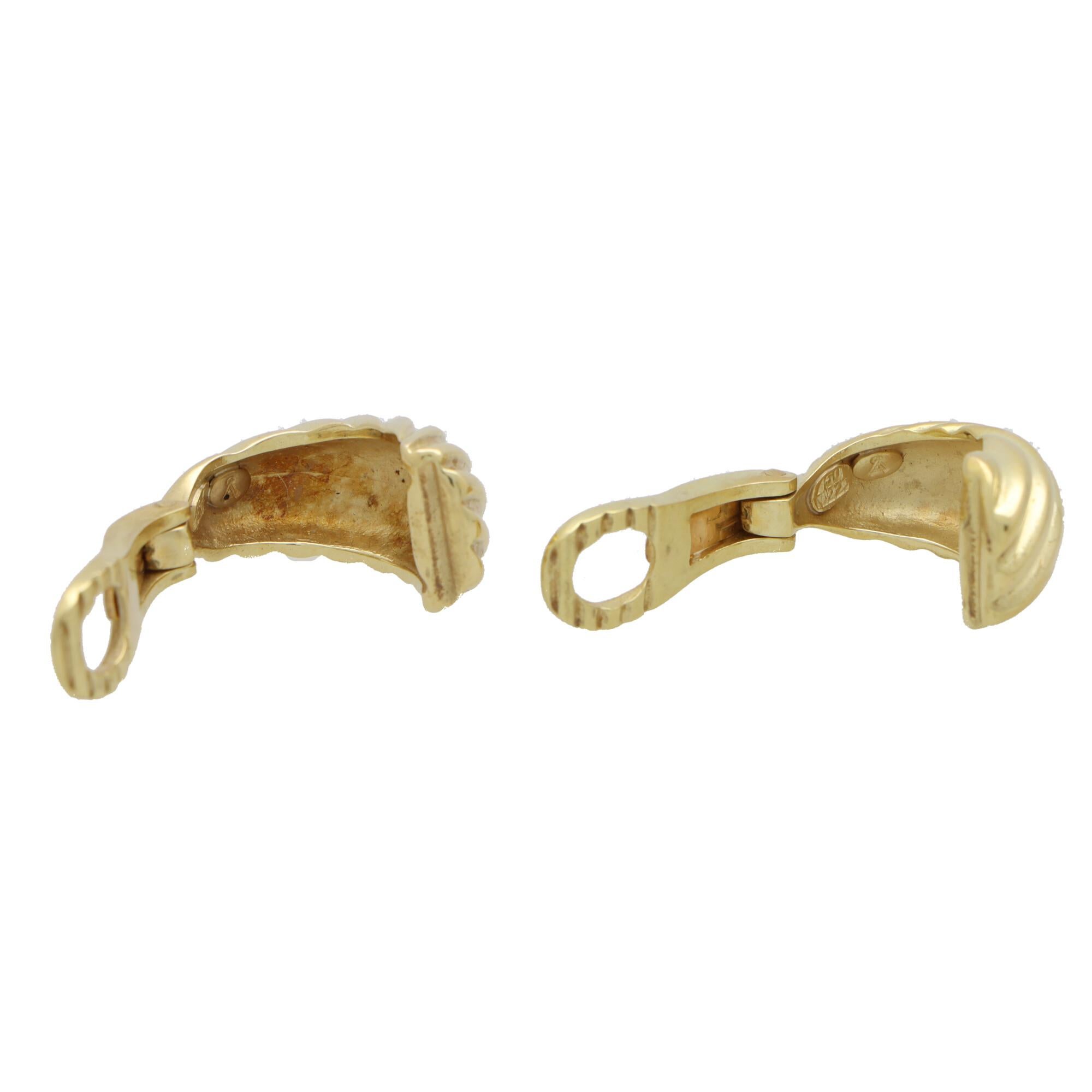 Vintage Clip-On Fluted Half Hoop Earrings Set in Solid 18k Yellow Gold In Excellent Condition In London, GB