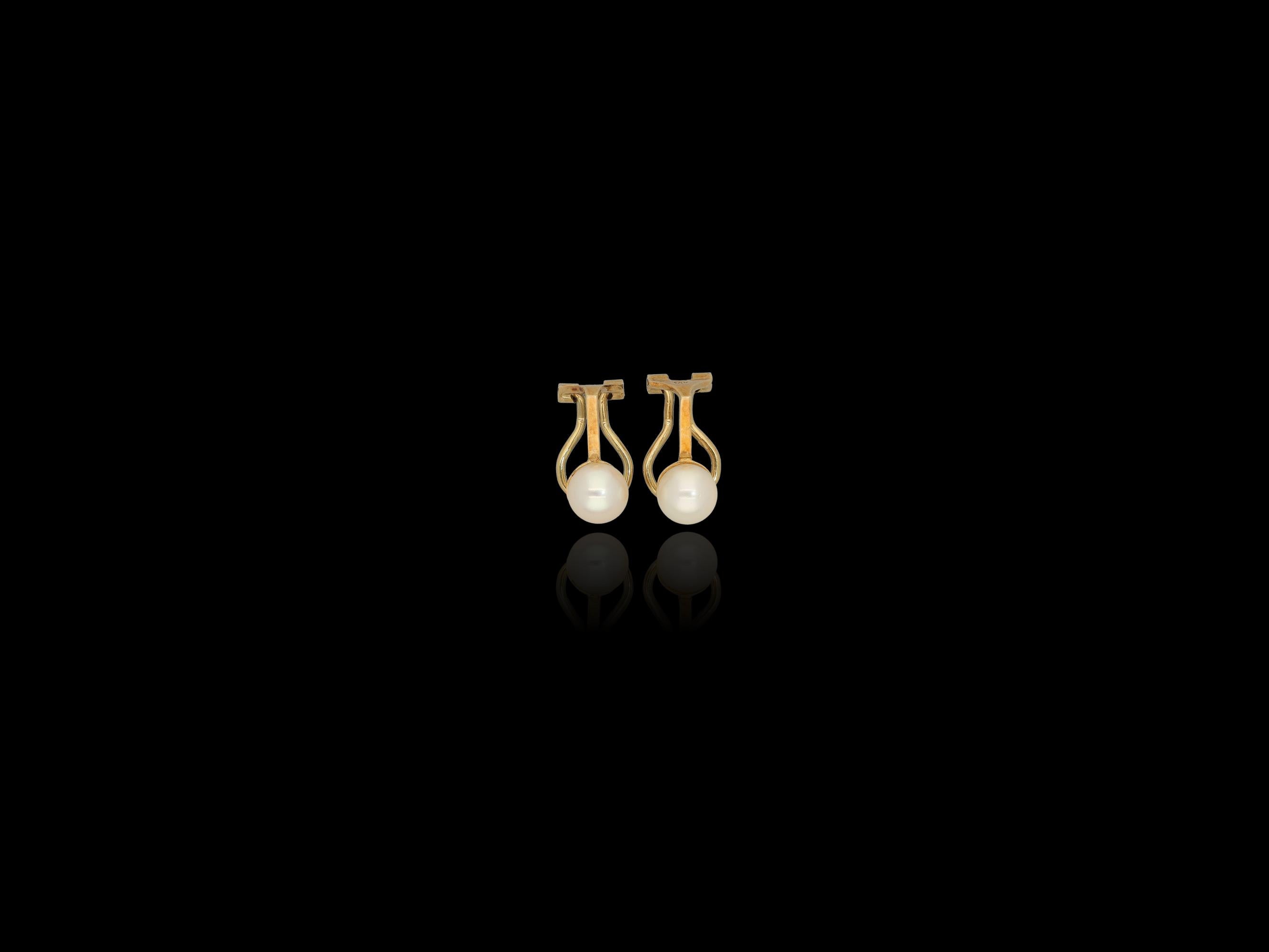 A lovely mid-centry pair od pearl clip on earrings. Made in solid 585 14k yellow gold, these classy earrins are made for non-pierced ears.
Origin: The Netherlands, mid-late 20th century;
Preserved in a perfect state with a tight clasp.

Details: