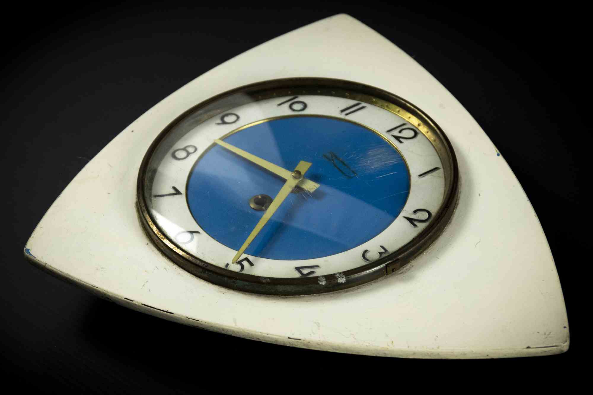 Vintage Clock ist ein dekoratives Objekt aus den 1970er Jahren.

Eine alte Plastikuhr.

Das perfekte Geschenk für einen Sprung in die Vergangenheit.

Aufgrund der Zeit nicht in perfektem Zustand.