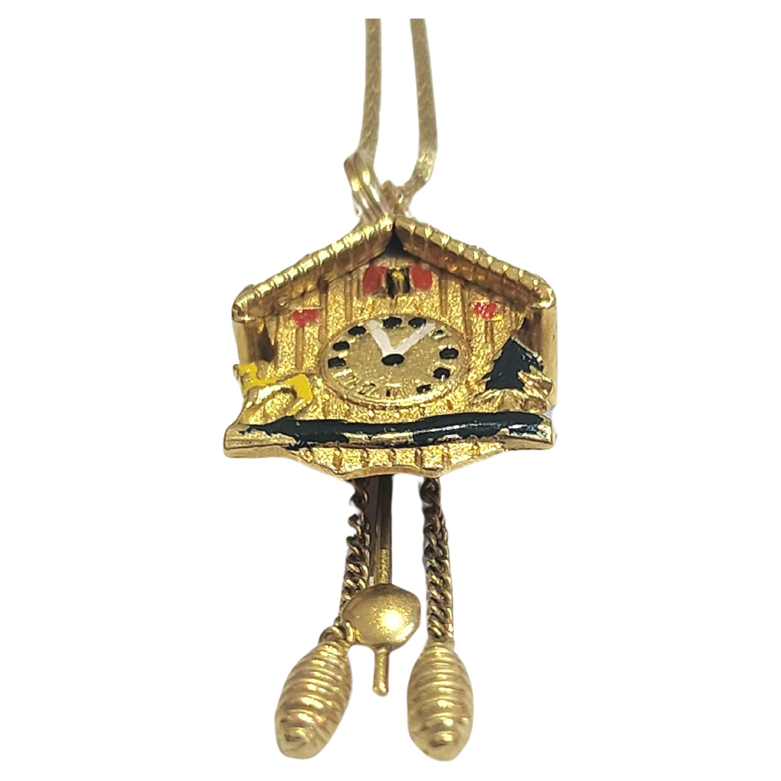Pendentif vintage en or jaune 18k en forme d'horloge desine incluant une chaîne en or 18k. 
