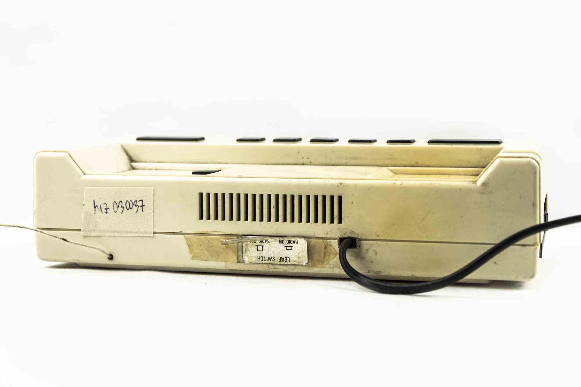Vintage Clock Radio ist ein originelles Dekorationsobjekt, das in den 1980er Jahren von INNO-HIT realisiert wurde.

Ein Vintage-Telefon-Uhr-Radio Modell RST 592.

Angemessene Bedingungen aufgrund der Zeit