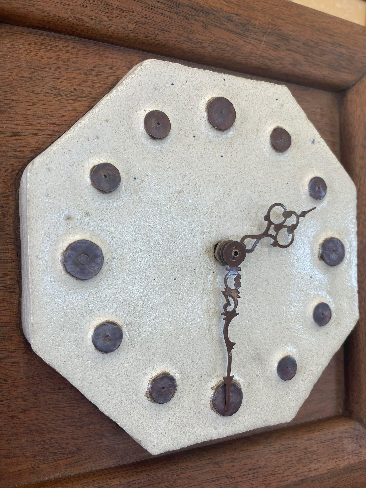 Uhr im Vintage-Stil mit Keramikfront und Holzrahmen (Moderne der Mitte des Jahrhunderts) im Angebot