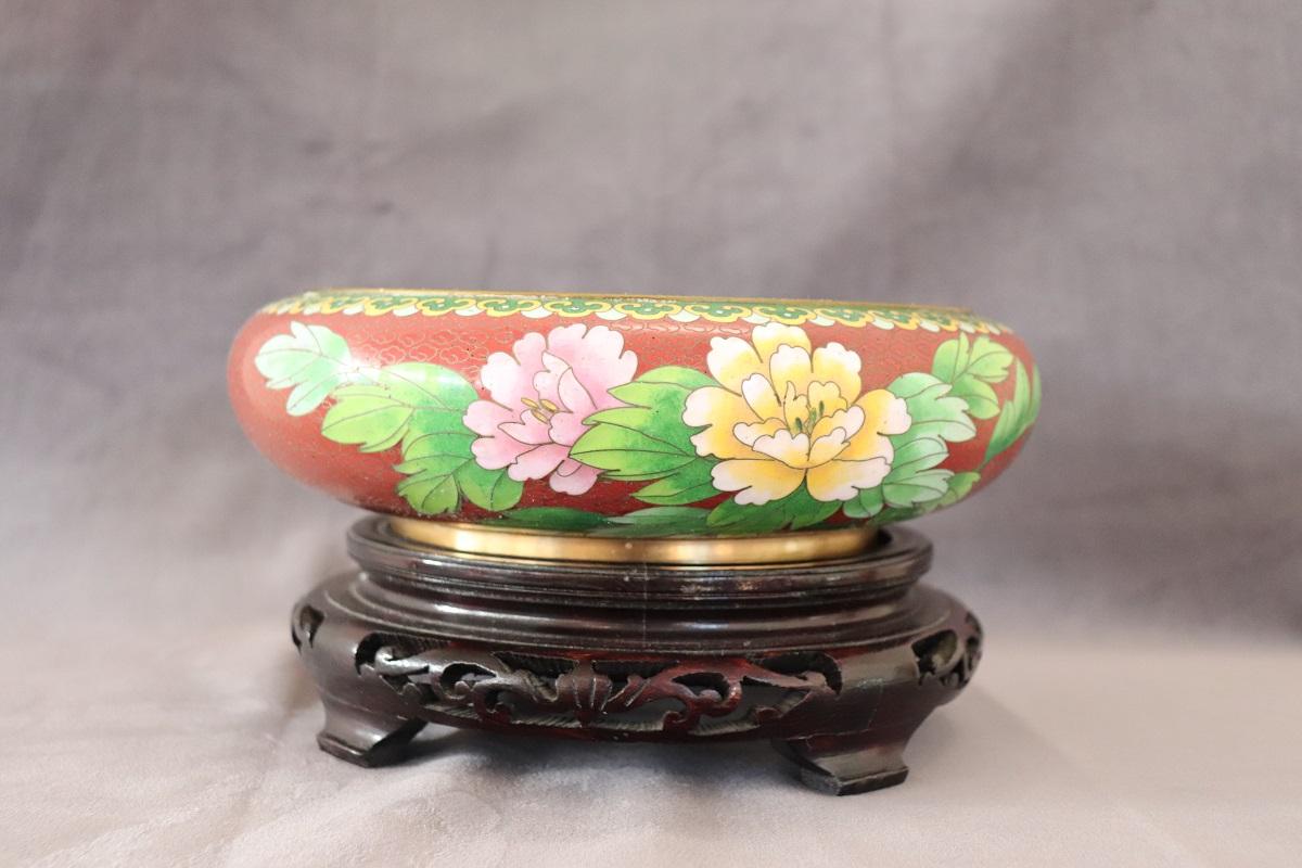 Vintage Cloisonne Bowl on Wooden Stand In Good Condition For Sale In Casale Monferrato, IT