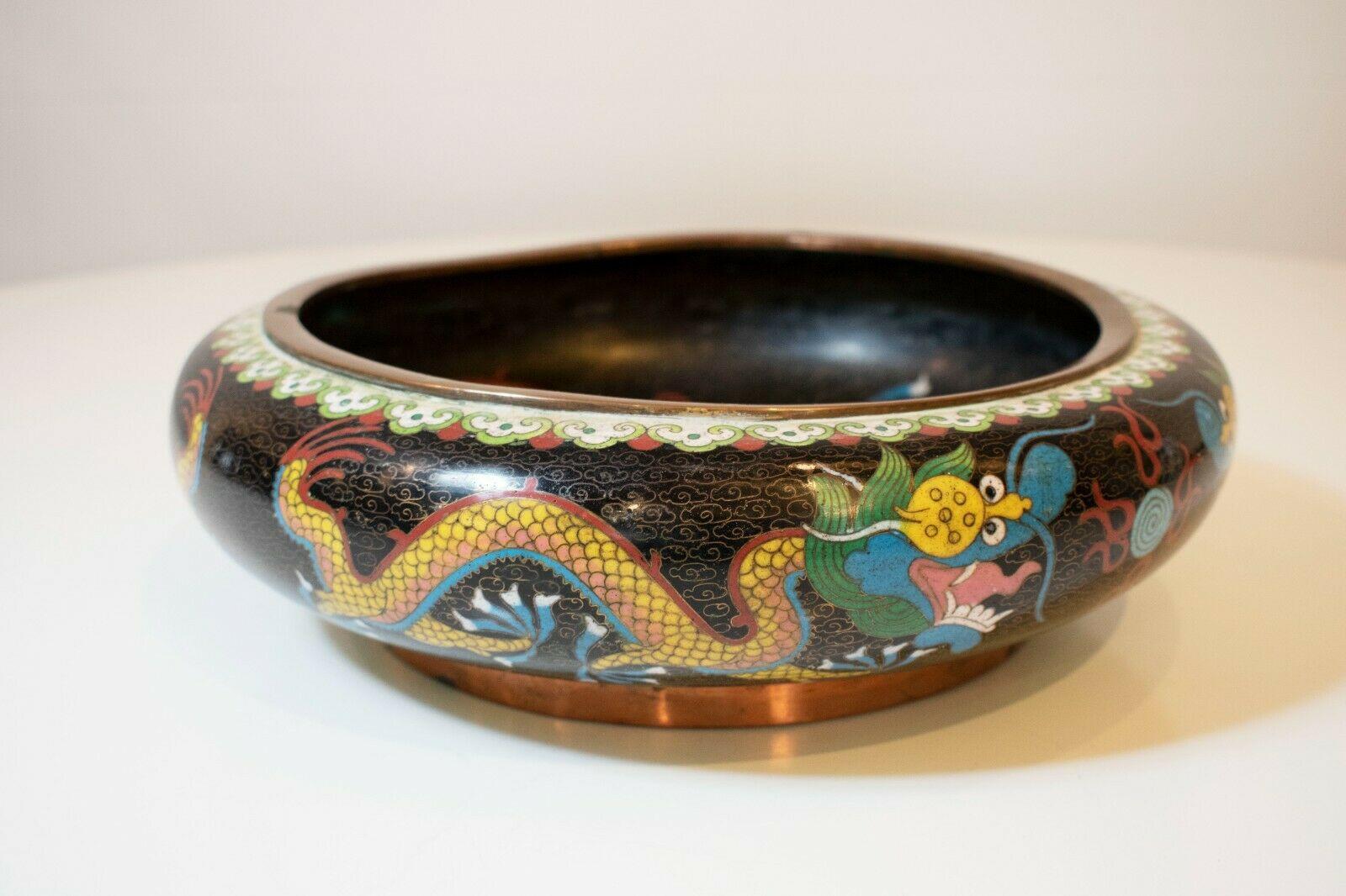 A charming Vintage Chinese cloisonné bowl.

This intricately designed bowl was made using traditional methods, and boasts beautiful detailing of the eponymous Chinese dragon

Very good vintage condition, no chips or cracks in the enamel. 

Signed to