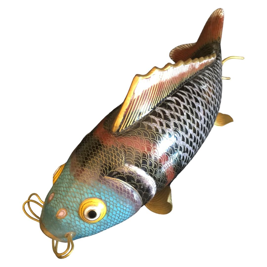 Excellent condition! This Chinese cloisonné fish is detailed in turquoise and blues; very detailed fish figurine; figurine can detach from base to sit  flat; a perfect addition to any room decor or for the avid collector.

6”w x 7”d x 13”h 
