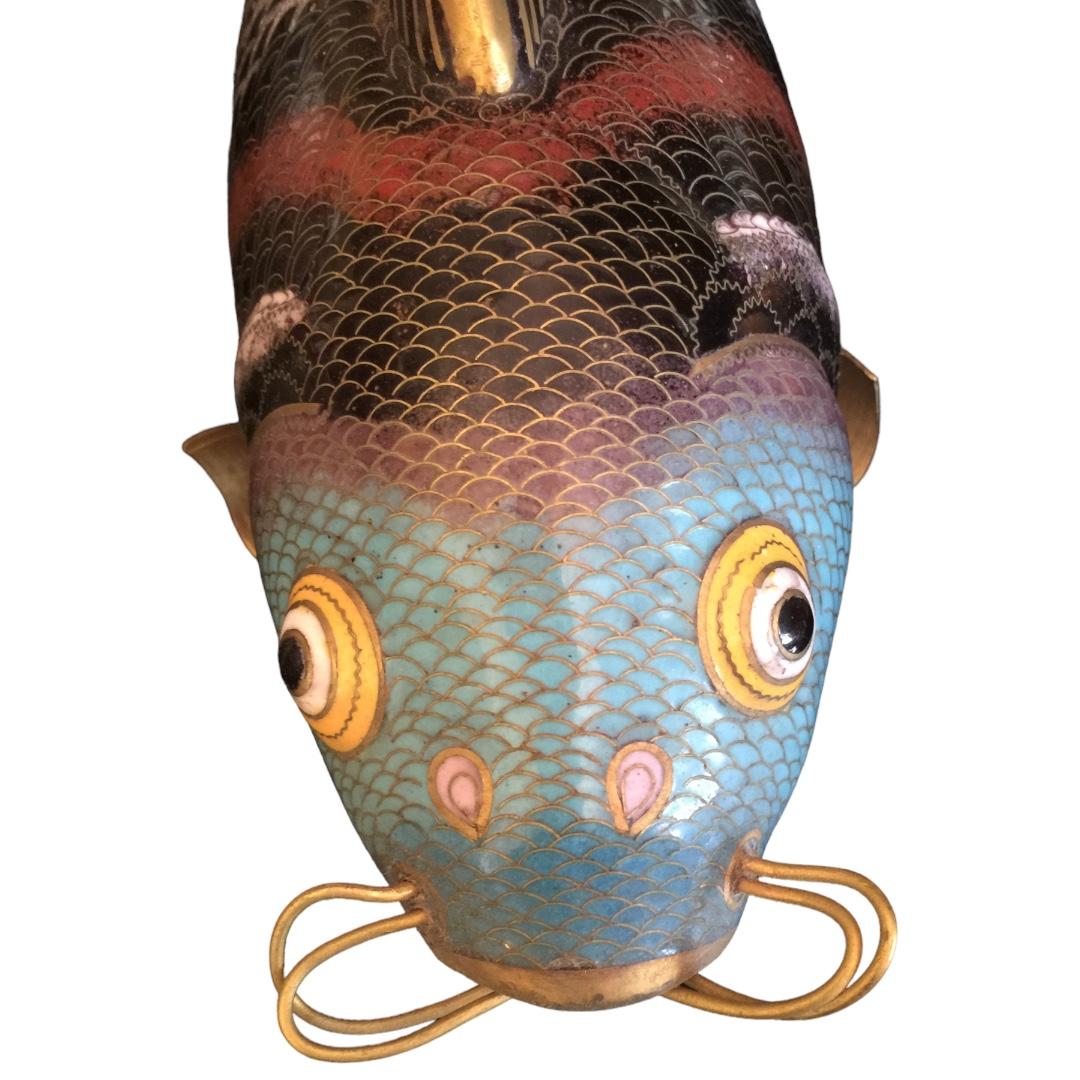 Laiton Figurine de poisson en émail cloisonné et garniture en laiton avec base en Wood en vente