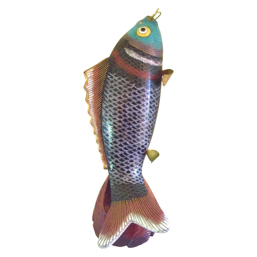Figurine de poisson en émail cloisonné et garniture en laiton avec base en Wood