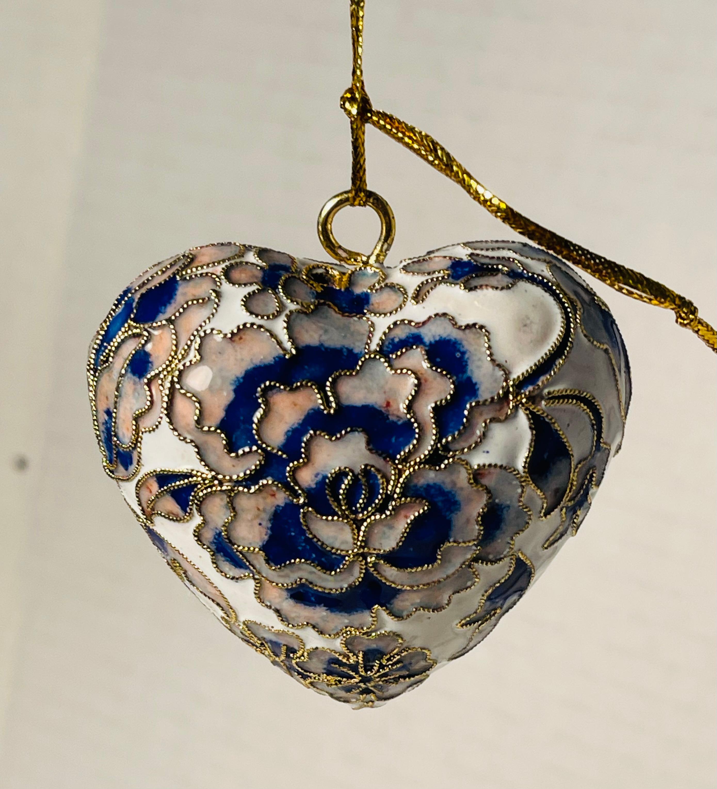 Ornamento a cuore di San Valentino in ottone con smalto policromo cloisonné d'epoca. Ottimi pezzi decorativi o regali memorabili.