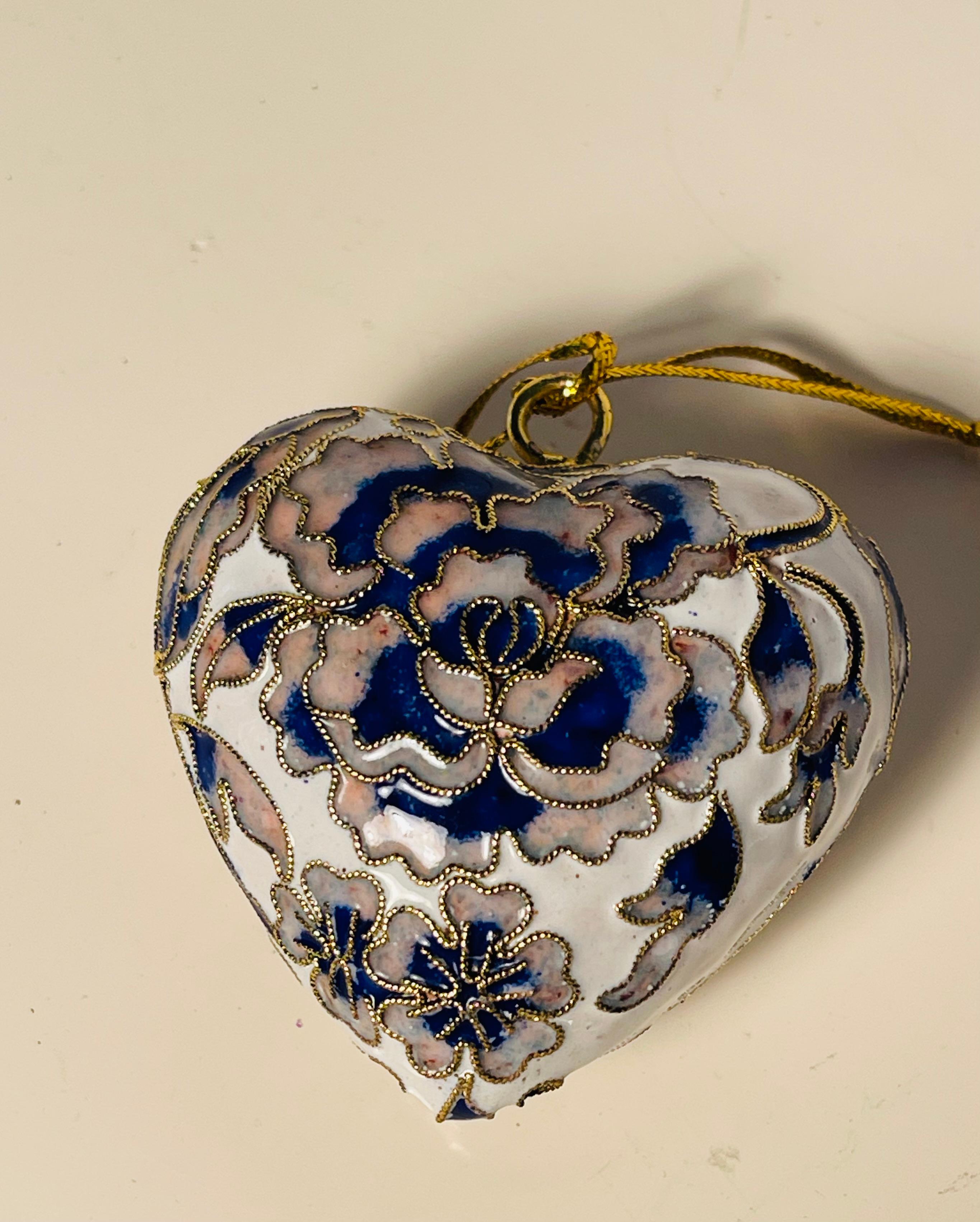 Neoclassico Ornamento di San Valentino con cuore smaltato Cloisonné d'epoca in vendita