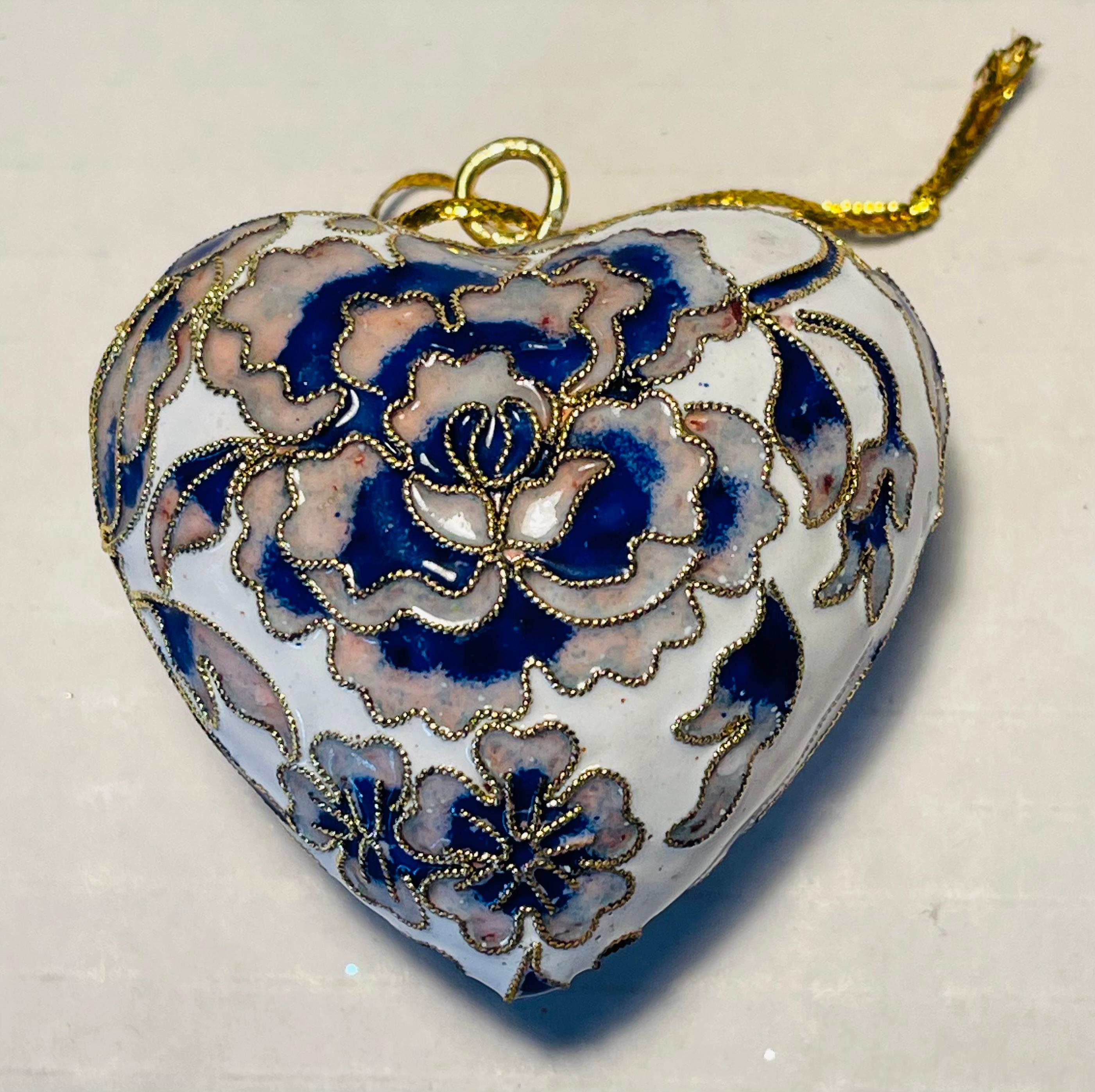 Fine XX secolo Ornamento di San Valentino con cuore smaltato Cloisonné d'epoca in vendita