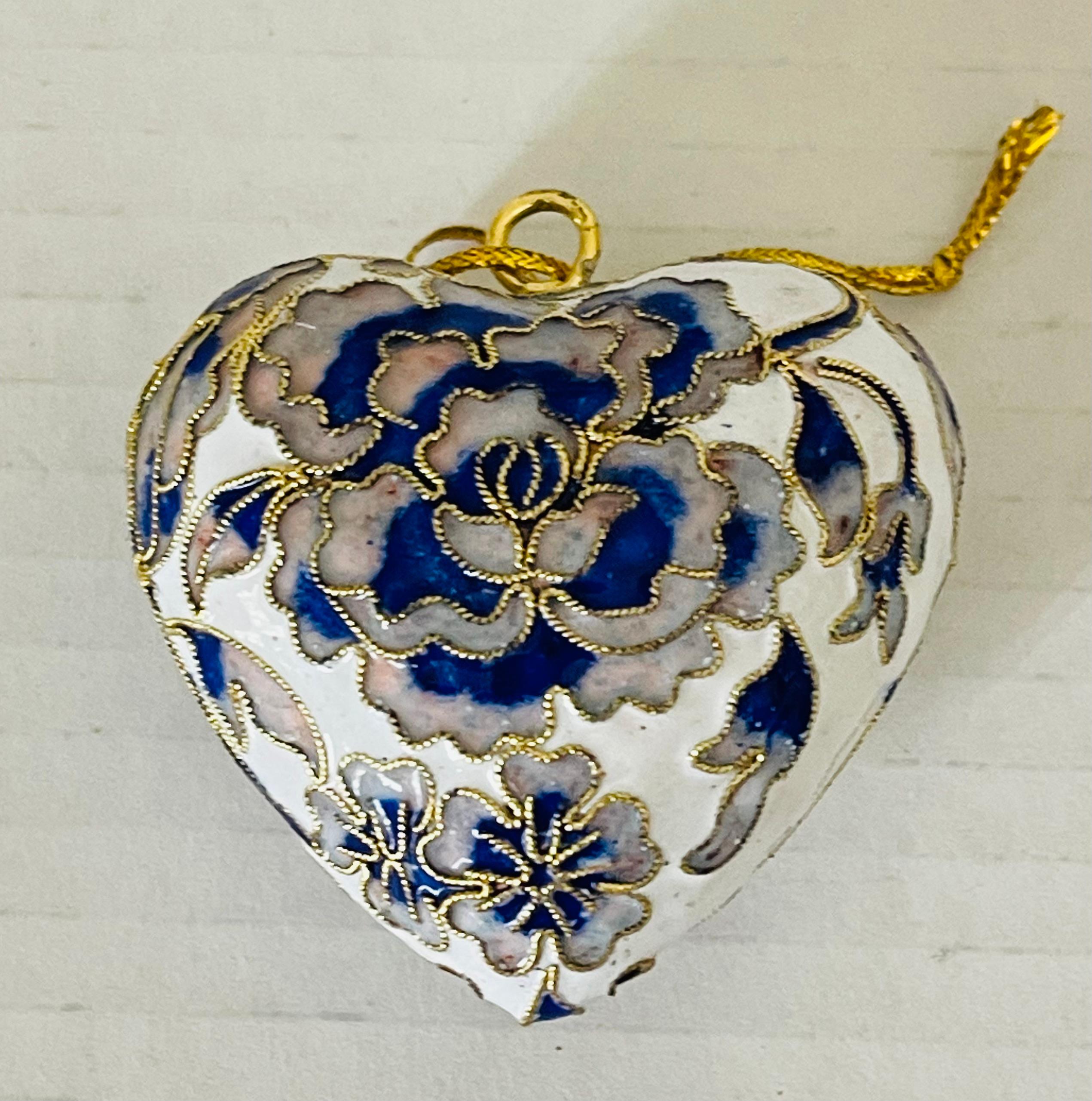 Ottone Ornamento di San Valentino con cuore smaltato Cloisonné d'epoca in vendita