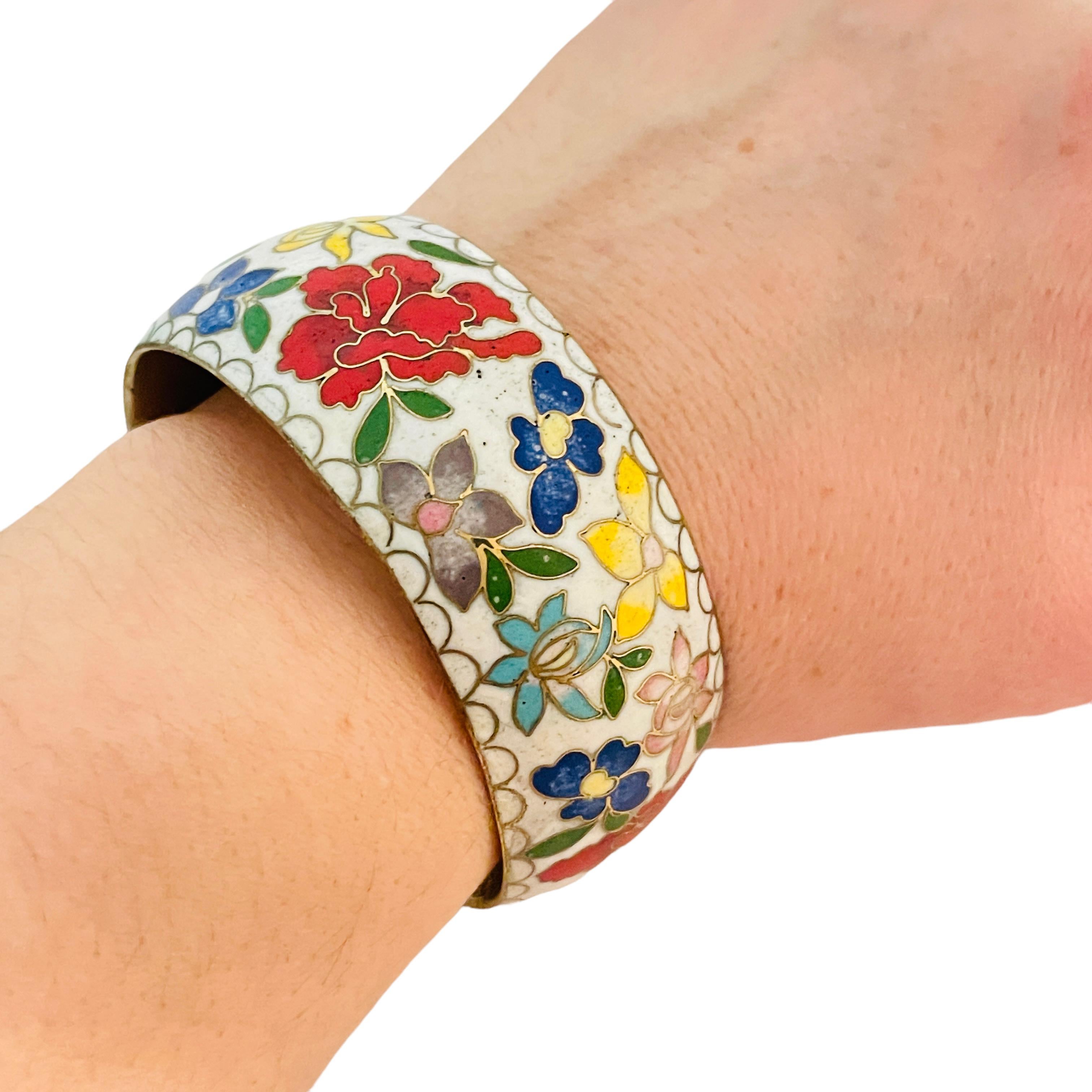 DETTAGLI

- senza segno

- tono oro con smalto

- bracciale vintage di design
  

MISURE  

- 

CONDIZIONE

-  ottime condizioni vintage con minimi segni di usura 

 Sku 32

❤️❤️   GIOIELLI DI DESIGN VINTAGE   ❤️❤️

❤️❤️  ALEXANDER'S BOUTIQUE  ❤️❤️